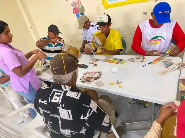 fbsoficial2026's tweet photo. #FBS #EspaciosDeSocialización #AM Desarrollamos actividades para el fortalecimiento motriz de los  Adultos Mayores en #ElPorvenir #LosRios, dentro de los servicios que brinda nuestra unidad de atención #ViviendoConAmor1. Mejoramos condiciones en #GobiernoDelEcuador https://t.co/kz5SnmfhcZ