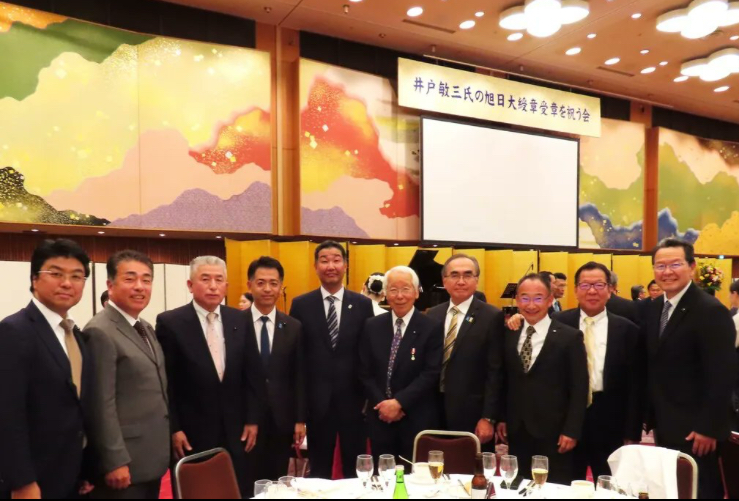 cyorokichi2024's tweet photo. 兵庫県前知事・井戸敏三氏
旭日大綬章受章祝賀会（2024年）の集合写真

斎藤知事に批判的な県議会議員の方々が揃っておられる https://t.co/xStZqVG0G3