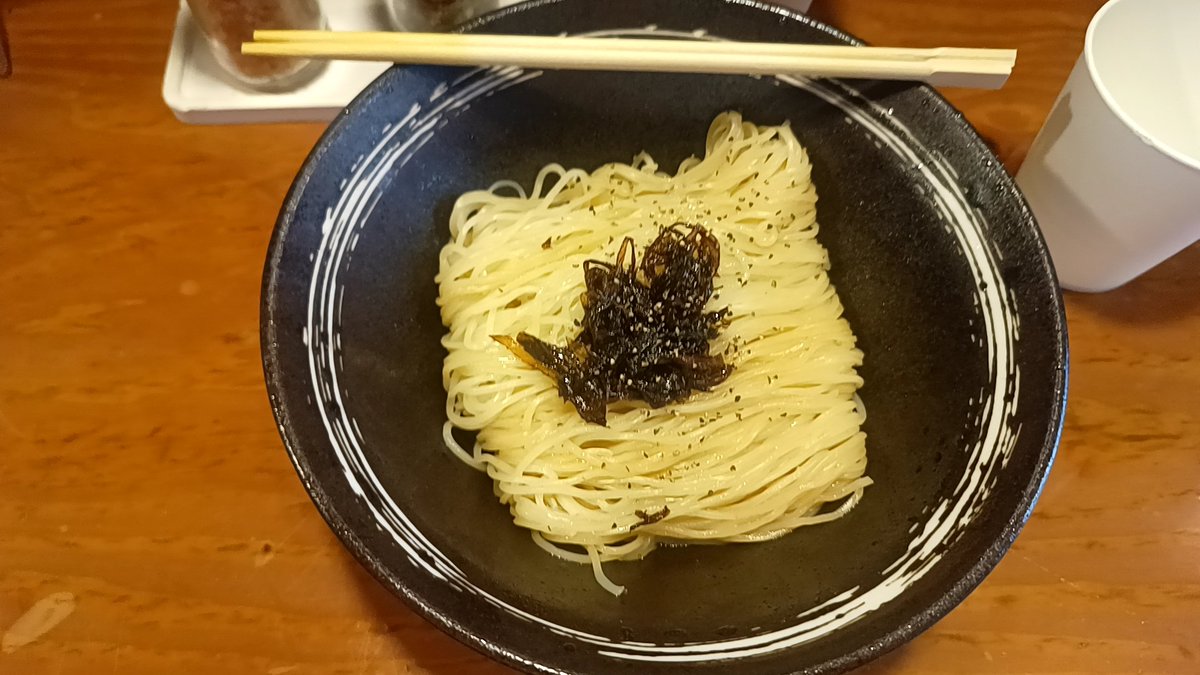2440003t's tweet photo. 拌麺　
…という油そば

一転してワシ麺が合いますね
焦がしネギ、牛脂、カエシ
…とても混ぜづらい！

牛脂と焦がしネギは合わないと思うんすよね…
間をつなぐカエシも弱い。。

ジャンク感と量が多いのが良い点かと。 https://t.co/27qAHJcAGg