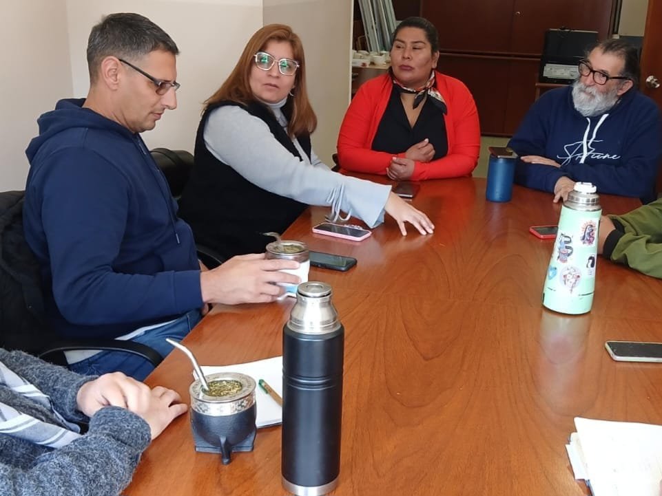 HebeLencina's tweet photo. HCD S.VICENTE

Reunion de Trabajo junto a  J.Bonifacio Concejal, N.Falcone Sec de Prod , y compañerxs para analizar las propuestas un tema central: el ENDEUDAMIENTO con TARJETAS de CRÉDITO que hoy atraviesan lxs vecinxs para afrontar la CRISIS ECONÓMICA actual que atraviesa Arg https://t.co/ANoHiL0NE5