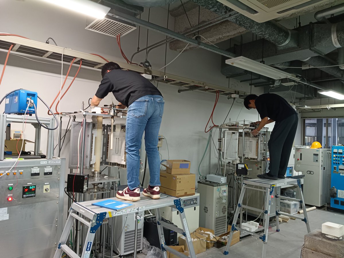 SaitoLab_Kyudai's tweet photo. 【実験風景】朝から揃って実験装置のセットアップをしてます！朝の時間を有効活用してて偉いです！データが楽しみですね #朝活 #高温実験 #研究 #九州大学 #kyushuuniversity #electricalconductivity https://t.co/odw3Y5ecNS