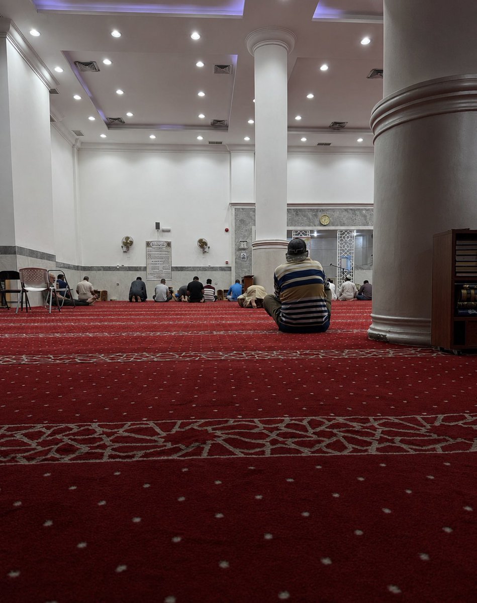 q8_a27's tweet photo. ضاق الصدر و أنقذني المذن و حي للفلاح 
يالله عسى عيني لغيرك ما يغورقها بلل 

ألوذ بك وأرجيك وأخافك وأطالبك السماح 
وأستغفرك وأعوذ بك لا عود لدروب الزلل 

الحمد لك باعداد ما يذكرك عبدٍ و استراح 
واعداد ما تحصي عدد سلم على محمد و صل

شاب الظلام و بان فيه النور وخيوط الصباح 
تبعث أمل و تقول كافح دنيتك مهما حصل 

كم لي اكافح واتعب الاقدام لدروب النجاح 
والرزق بيد الله تعالى كافله عزّ و جل