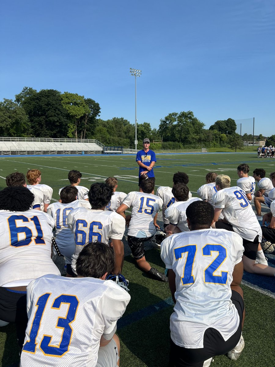 FroshWnhs's tweet photo. Thank you to alumni, @mohowser21 for sharing his football experiences as the third #FalconTalk speaker of the summer! #AlwaysAFalcon #Dominate #Swarm @Coach_Pearlman @CoachBellini https://t.co/hnvjzZFCnY
