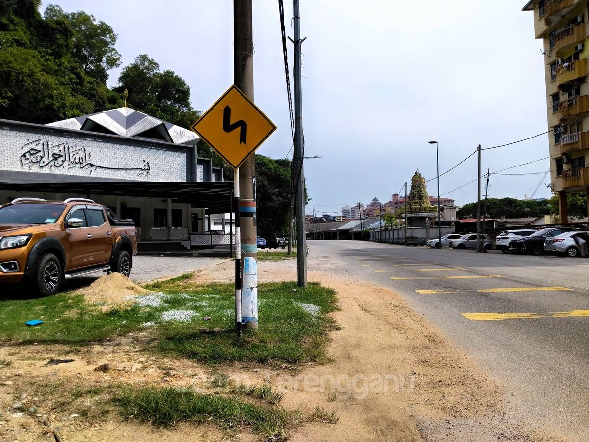MeeRebus11's tweet photo. Jalan Cerong Lanjut, Kuala Terengganu ialah kawasan perumahan yang majoritinya orang Cina, tapi disini Surau Islam hanya seberang jalan dengan Kuil Hindu.
#kualaterengganu #surau #kuil https://t.co/KqRJSohDR0
