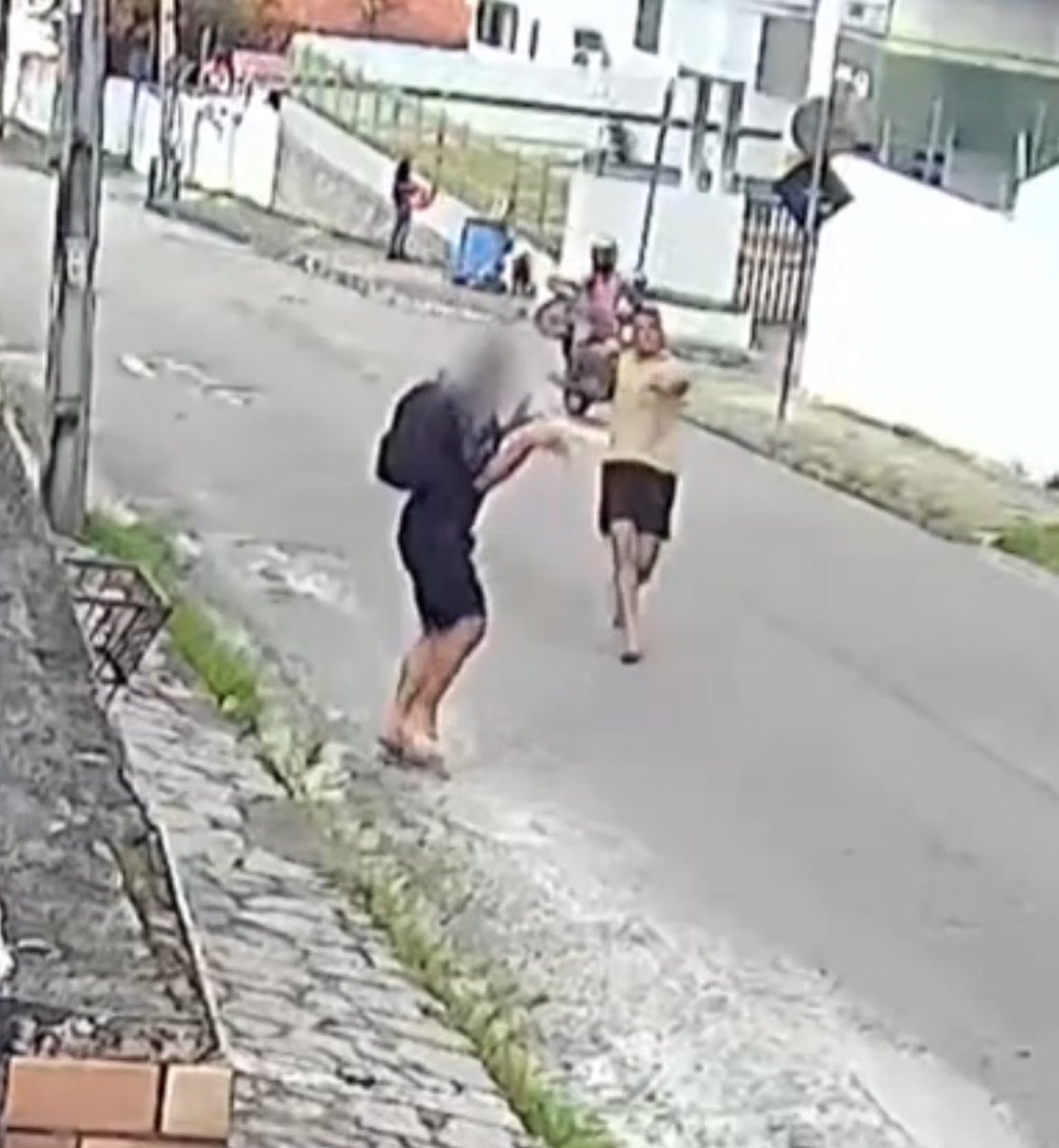 rindocasal's tweet photo. 🚨MEU DEUS! Adolescente de 17 anos é confundido com criminoso e baleado por PM à paisana após sair mais cedo da escola para comprar o bolo de aniversário da Mãe em João Pessoa. O jovem pulou o muro do colégio para ir embora mais cedo e disse que, ao ver um carro com vidros fumê se aproximando sem qualquer identificação, pensou que seria um assalto e correu. Foi atingido no ombro, socorrido pelo Samu, recebeu alta e agora se recupera em casa, ainda abalado emocionalmente. ABSURDO! 💔