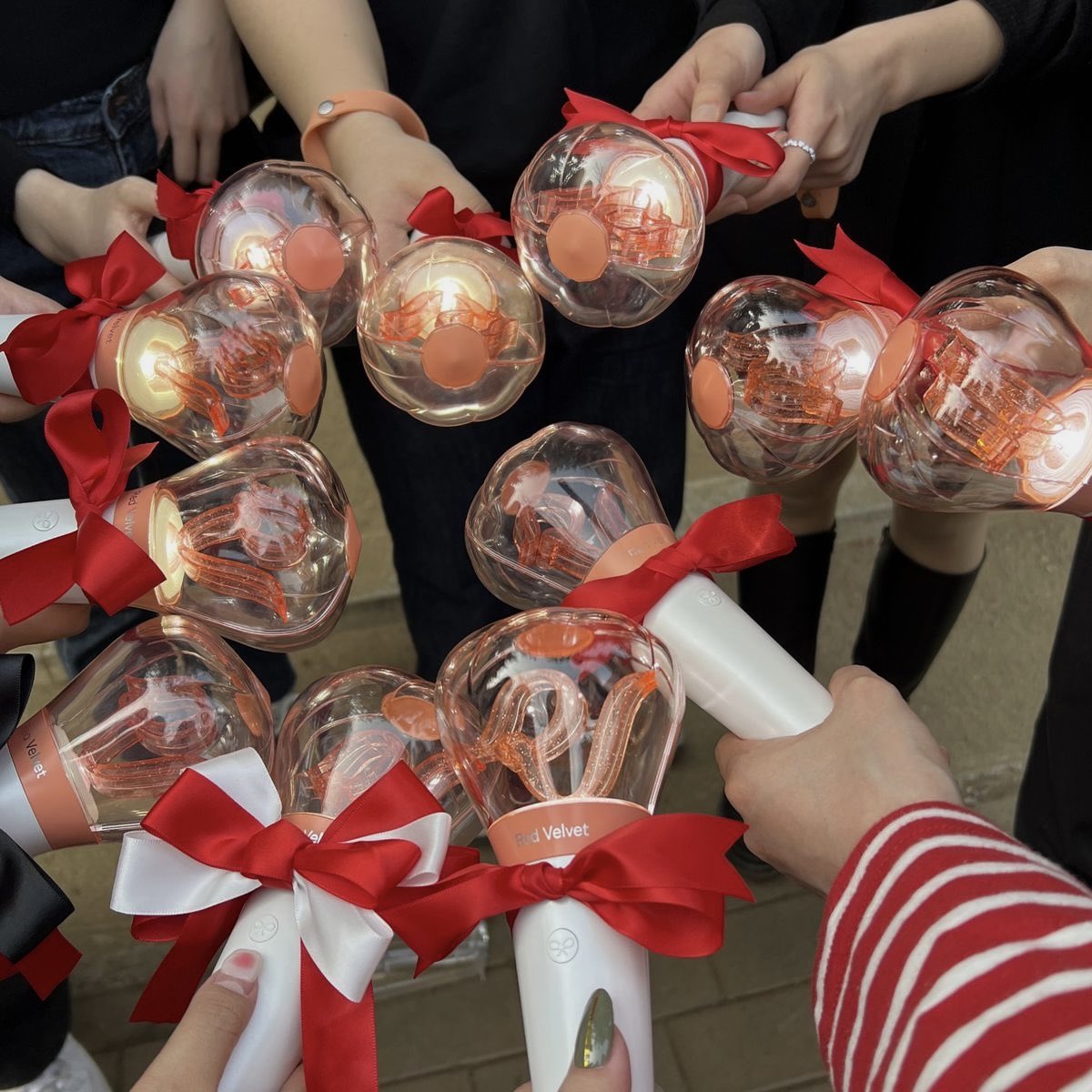 tokkicell's tweet photo. where are my reveluvs at... 🥹💖

i’m making little rv gc so we can collectively lose our minds over the girls 

- been a luvie since bad boy era
- yeri biased💜 
+ i desperately need future red velvet concert buddies🥹🎀 

comment + ♡/↻ , if you want to join the gc ! https://t.co/cSEEx9yTGH