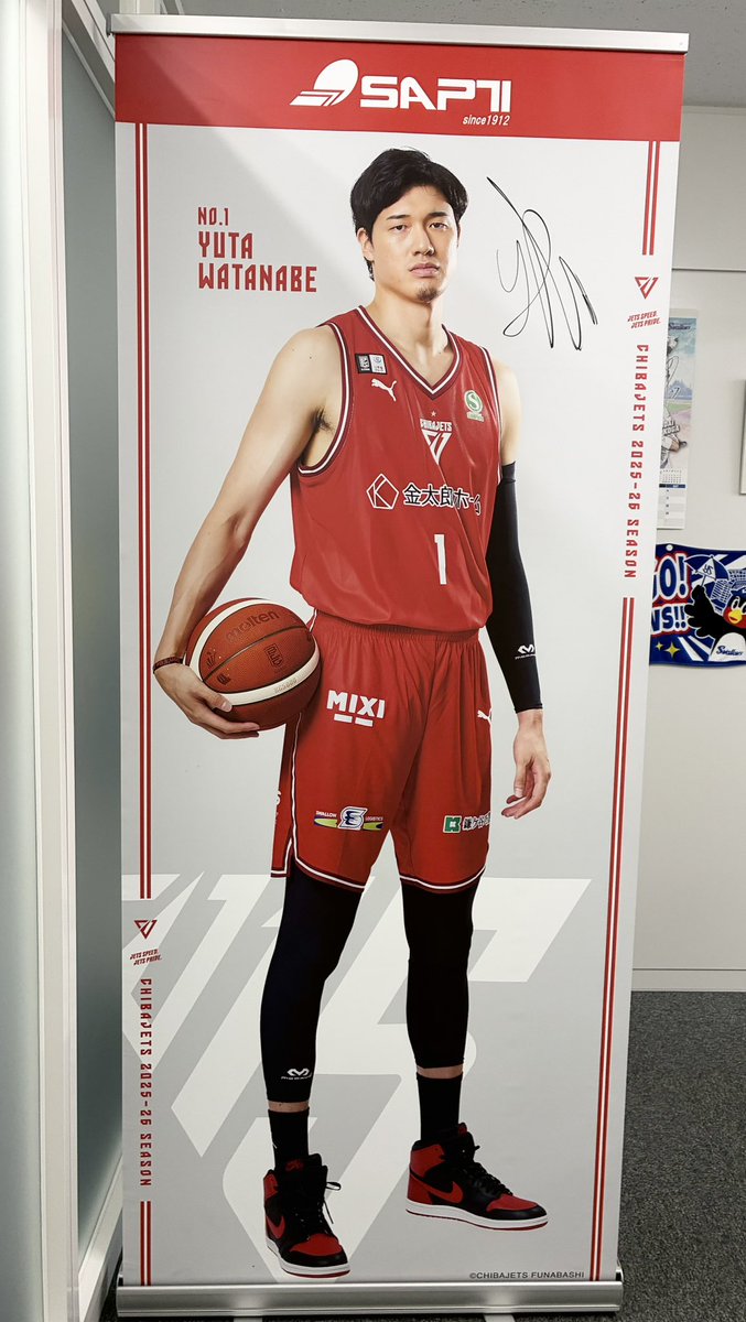 sapti_1912's tweet photo. #渡邊雄太 選手の等身大パネルが届きました！！
身長206㎝😳
隣りに並ぶと迫力がすごい！！
2026-27シーズンも #千葉ジェッツ を盛り上げてください🔥

#サプティー https://t.co/zTBhNiYhYi