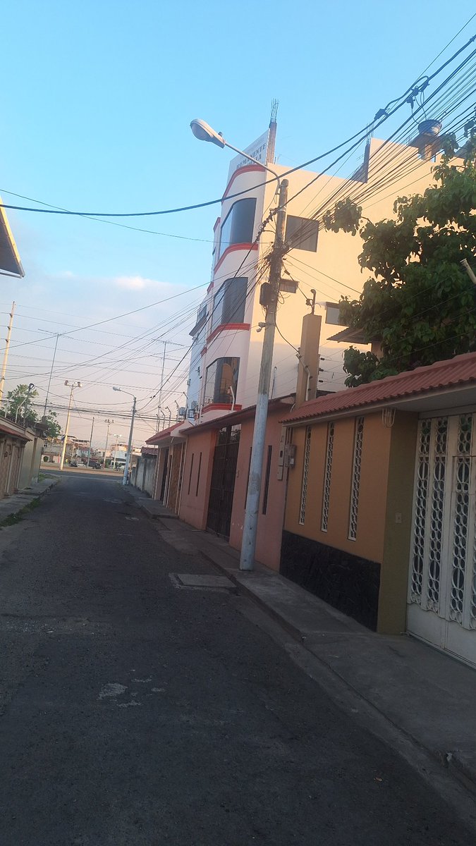 DanielC52460472's tweet photo. @servicioscnelep @CNEL_EP  por ayudenos reparando esta lampara que lleva dos semana dañada #machala cdla del seguro https://t.co/Fgp6vjxVun