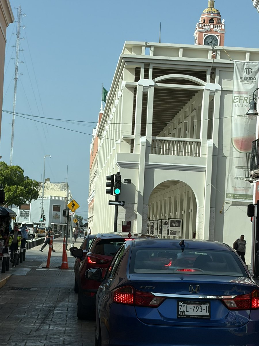 vicopico's tweet photo. Un mes más @CeciliaPatronL @AyuntaMerida y los conos y la tapa rota en pleno centro de Mérida. Increíble que no pueda gestionar su arreglo que no hace eso un alcalde ? @DiariodeYucatan @RF_MERIDA @jlpreciadob https://t.co/POoPXhtAbM