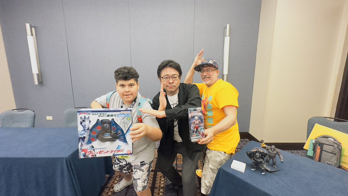 spazecraft's tweet photo. Today, 2 years ago in #Chicago. #gfest #allanhenry #ultramanzett @KiyotakaTaguch @KaijuKim #Kiyotakataguchi #ultraman #godzillafestival #gfest2024 #gfest24 @SizemicStudios #kingkong #godzilla #godzillaxkong #scarking #skarking #tokusatsu #sofubi #godzillafandom @GojiFranklin123 https://t.co/xdTwoj98mS