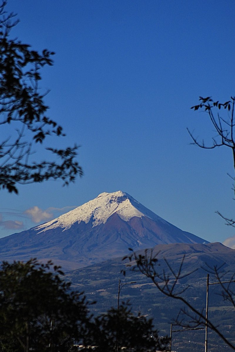 jpmoralesviteri's tweet photo. Cielo del amanecer de Quito:

06:21 El Cayambe y el Sol a punto de salir.
06:22 El Antisana con los primeros rayos del sol.
07:28 El Cotopaxi desde la Simón Bolívar.

#nohaycielocomoeldeQuito https://t.co/Uy196acbAy