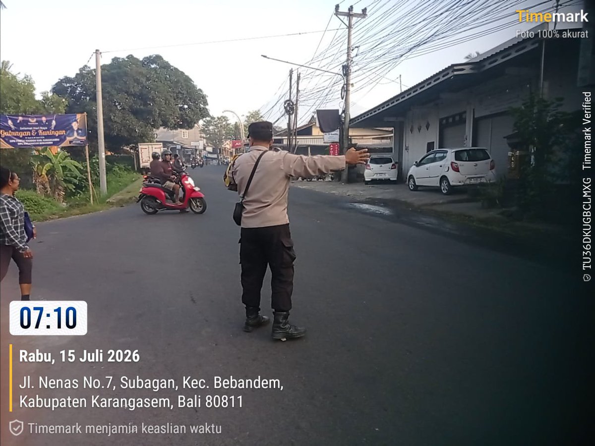 PBebandem's tweet photo. Melayani dengan Tulus, Polsek Bebandem Hadir di Tengah Masyarakat Pagi Ini
​Guna memberikan rasa aman dan memastikan kelancaran aktivitas masyarakat di pagi hari, personel Polsek Bebandem melaksanakan kegiatan Turun Lapangan (Turba) dan Pengaturan Lalu Lintas (Gatur Lalin). https://t.co/hIpb44Fkin