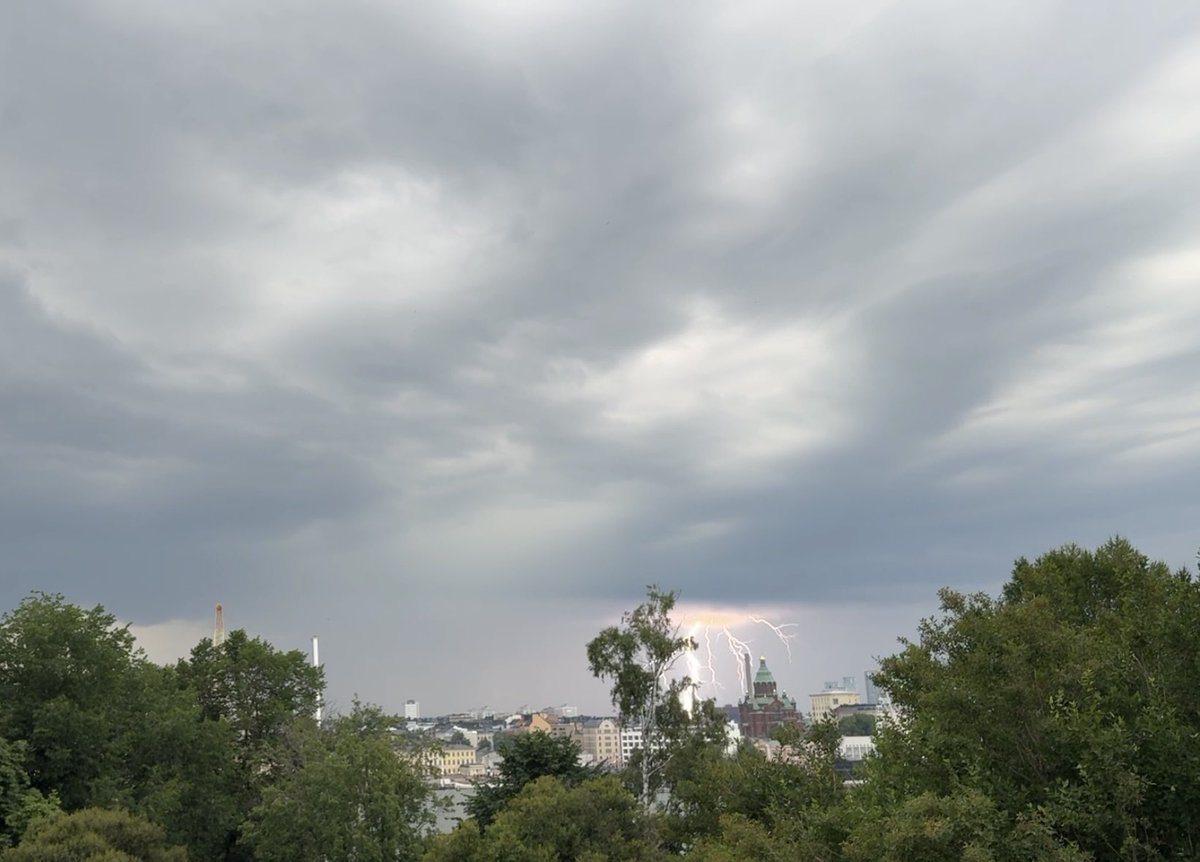 miksa3_'s tweet photo. Toistaiseksi vaisusta ukkoskaudesta huolimatta viime lauantaina saatiin Helsingissä nauttia komeasta ukonilmasta, joka kehittyi mantereen puolella nauhaksi #sää #ukkonen #Helsinki https://t.co/IeD3SzbCLO