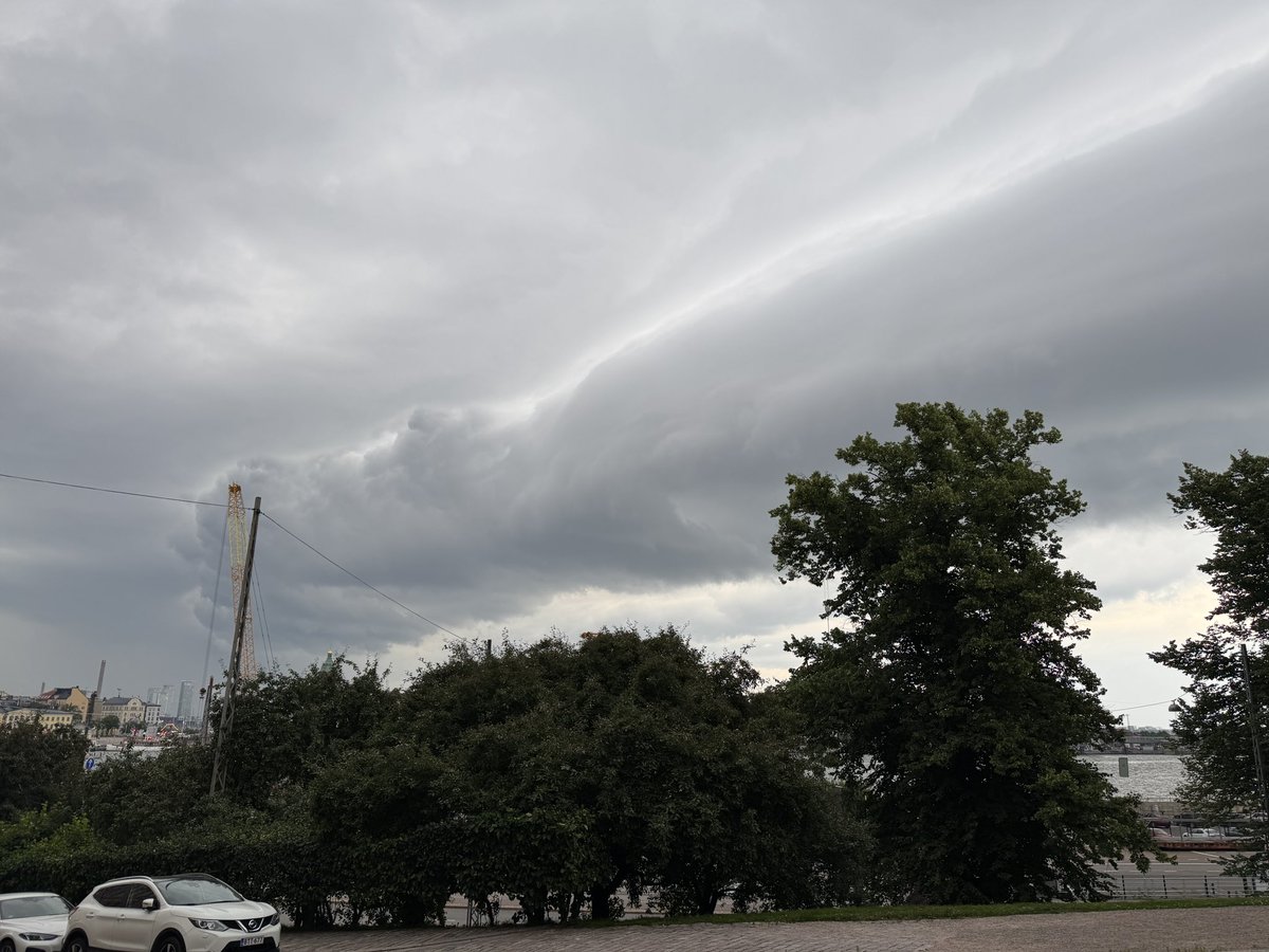 miksa3_'s tweet photo. Toistaiseksi vaisusta ukkoskaudesta huolimatta viime lauantaina saatiin Helsingissä nauttia komeasta ukonilmasta, joka kehittyi mantereen puolella nauhaksi #sää #ukkonen #Helsinki https://t.co/IeD3SzbCLO