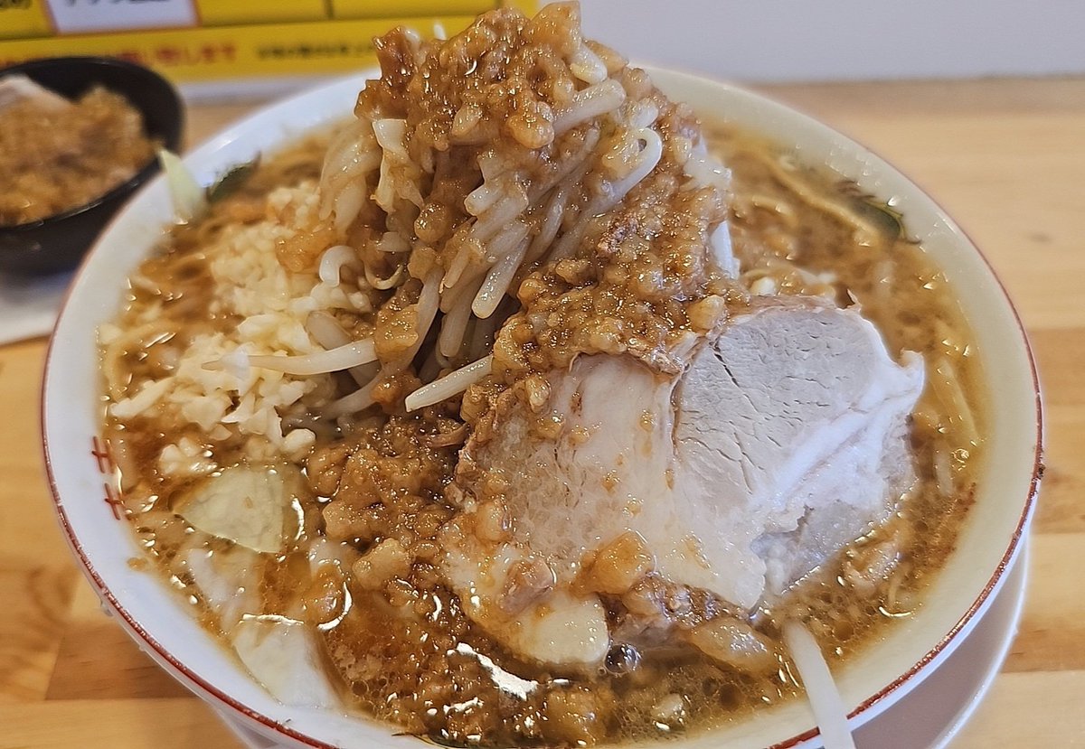 RInuzuki's tweet photo. ラーメン盛山@河内天美にてﾃﾞﾌｫﾗｰﾒﾝを頂きました　営業再開を聞きつけて訪問　味変わら���好みで嬉しくなりました　前店主さんから引継がれて応援するので長く続けて欲しいです
あと魁力屋でﾁｬｰｼｭｰTPとお家一蘭食べたので載せときます
魁力屋美味でお家一蘭は改良の余地ありでした https://t.co/tX1CWH4LWv