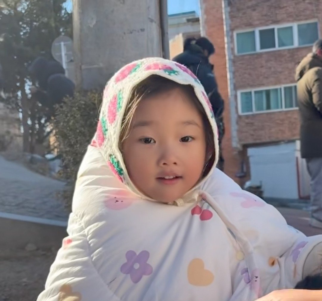 skylaama's tweet photo. Penyegaran timeline dengan foto foto Little Kim Minji~

Kenalin aktor cilik ini namanya 
Choi Hayoon✨
Hayoonie, kemarin aktingnya di episode 5 bagus banget.. Mana lucu banget gemesin🥹 Mirip sama Kim Minji SMA juga, Castingnya top👍 

Cilik cilik gini drama list dia udah banyak loh!! Debut 2024, pasti kalian pernah nonton drama dia~
When Life Gives You Tangerines, Friendly Rivalry, Sold Out On You, Cashero dan masih ada lagi😭😭😭 

Calon calon next Park Soyi masa depan🥰 

#AgentKimReactivated #WhenLifeGivesYouTangerines