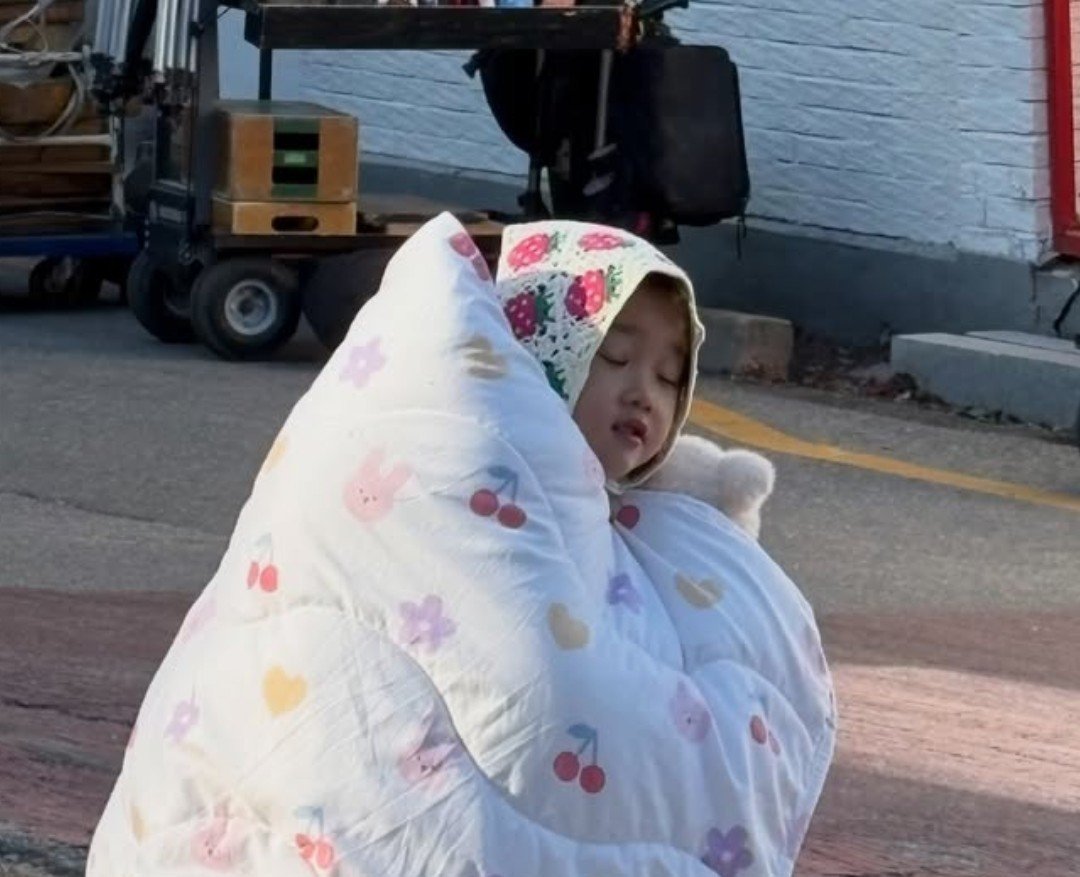 skylaama's tweet photo. Penyegaran timeline dengan foto foto Little Kim Minji~

Kenalin aktor cilik ini namanya 
Choi Hayoon✨
Hayoonie, kemarin aktingnya di episode 5 bagus banget.. Mana lucu banget gemesin🥹 Mirip sama Kim Minji SMA juga, Castingnya top👍 

Cilik cilik gini drama list dia udah banyak loh!! Debut 2024, pasti kalian pernah nonton drama dia~
When Life Gives You Tangerines, Friendly Rivalry, Sold Out On You, Cashero dan masih ada lagi😭😭😭 

Calon calon next Park Soyi masa depan🥰 

#AgentKimReactivated #WhenLifeGivesYouTangerines