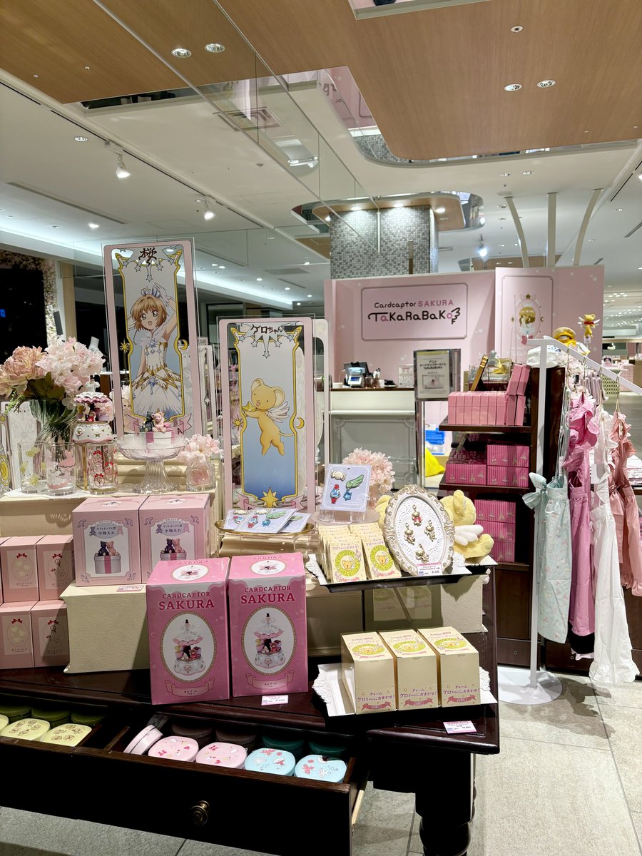 cc_takarabako's tweet photo. 【名古屋会場】 本日よりオープンいたしました✨🌸8/18（火）まで🫧
ケロちゃんが元気にお出迎え✨
スヤスヤおやすみ中のケロちゃんも店内で探してみてね🪽🎀   「アニメ カードキャプターさくらTaKaRaBaKo」の世界観をどうぞお楽しみください🍒 #ccsakura #カードキャプターさくらTaKaRaBaKo https://t.co/jPsFJj7LNG