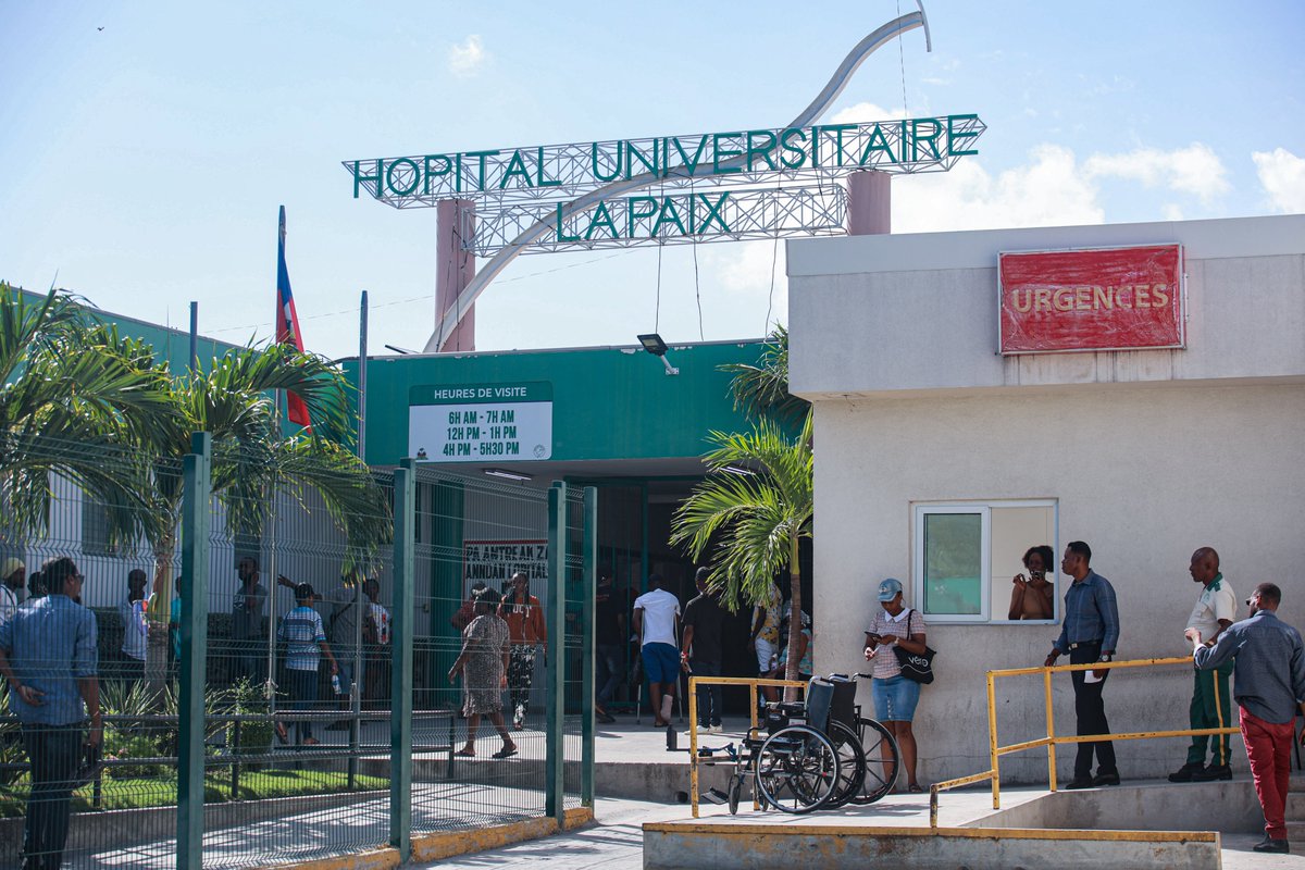 OPSOMSHaiti's tweet photo. Lors de cette mission, le Dr Musani a visité l'Hôpital universitaire La Paix avec le Dr Oscar Barreneche et le MSPP. Soutenu par l'OPS/OMS, cet hôpital demeure un pilier des soins d'urgence à Port-au-Prince et de l'accès aux soins essentiels en temps de crise. #HealthForAll 2/2 https://t.co/6jjrsPCdXB