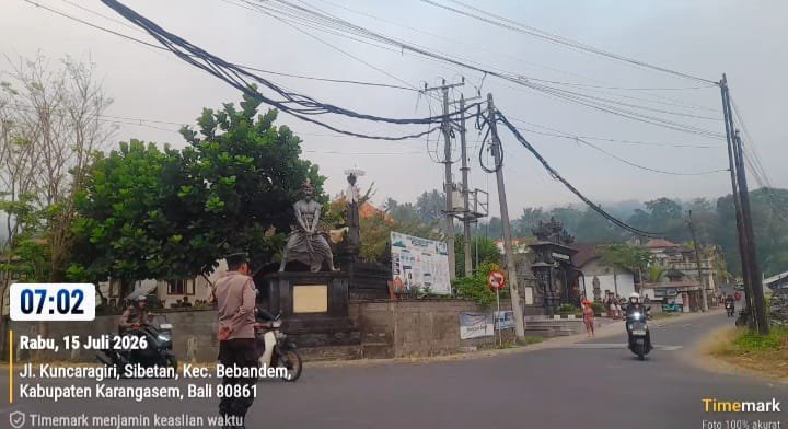 PBebandem's tweet photo. Wujudkan Kamseltibcarlantas, Polsek Bebandem Hadir Berikan Pelayanan Pagi di Simpang Empat Sibetan
​Sebagai wujud nyata pelayanan prima kepada masyarakat, personel Polsek Bebandem kembali turun ke lapangan untuk melaksanakan kegiatan Turun Lapangan (Turba) https://t.co/IccxL0uY2R