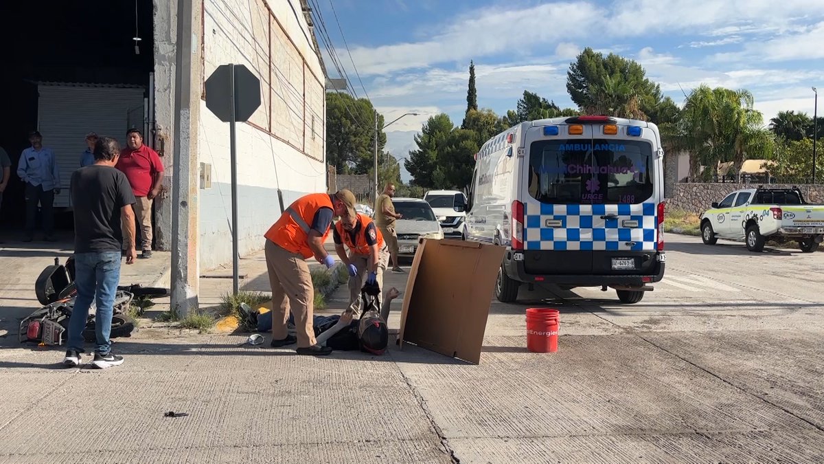 Canal44CUU's tweet photo. #Local | Motociclista resulta lesionado tras choque en la colonia Nombre de Dios https://t.co/rs1MmD2FrB https://t.co/IfwM4VLgc5