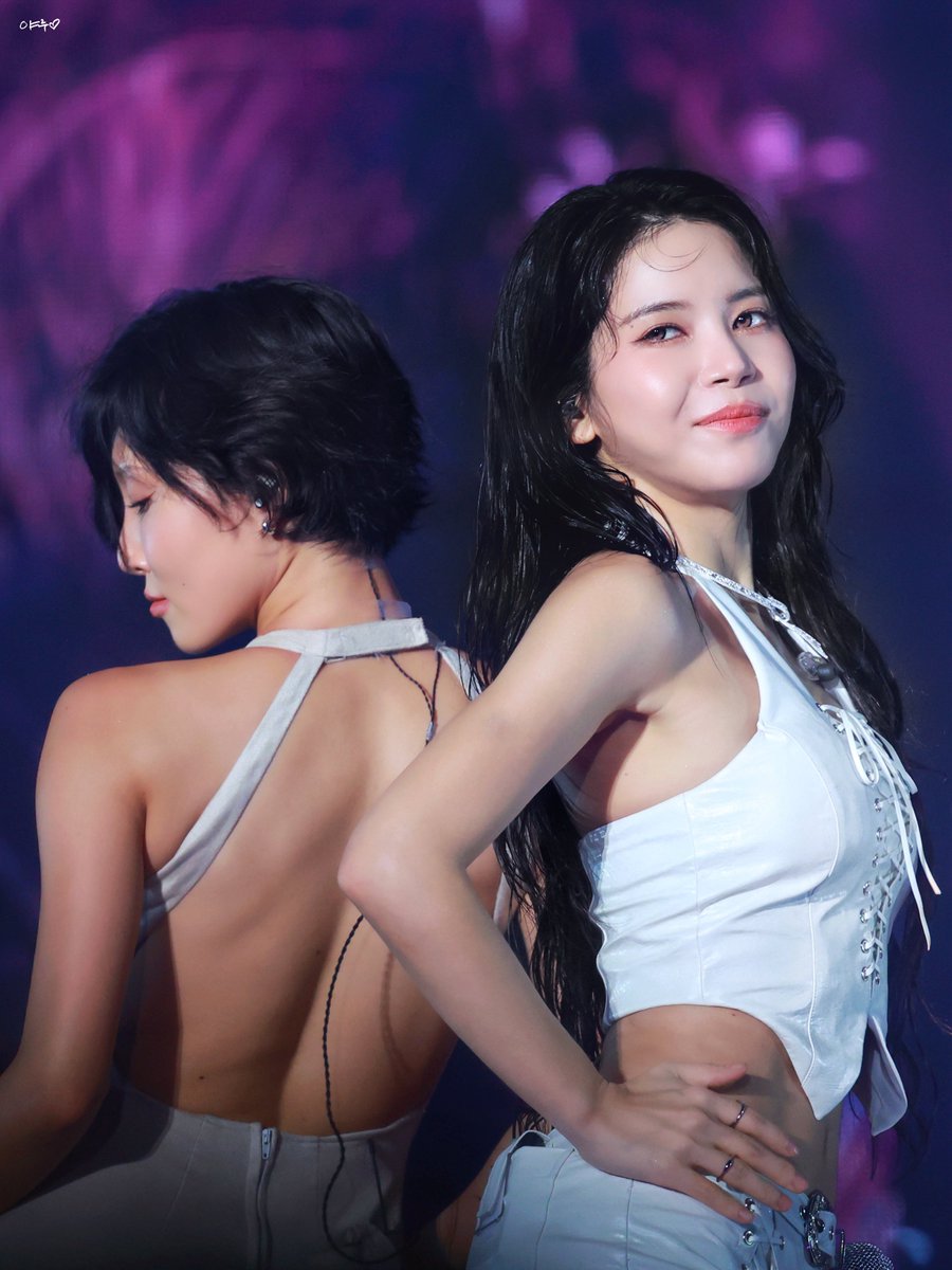 0o0_4x4ever's tweet photo. 260620 마마무 콘서트 4WARD in Seoul
#용용하면죽겠지 #yongyongdie 
#마마무 #솔라 #화사 
#MAMAMOO #SOLAR #HWASA https://t.co/zXoTwWi7Tz