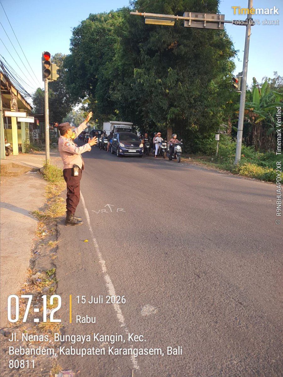 PBebandem's tweet photo. Antisipasi Pelanggaran Traffic Light, Polsek Bebandem Gelar Turba Pagi di Jalan Nenas Veteran Barat 
​Demi terciptanya ketertiban dan kelancaran berlalu lintas, Polsek Bebandem terus berkomitmen menempatkan personel di titik-titik strategis. https://t.co/0miU1Fm13q