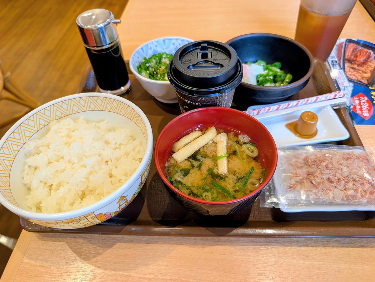 chiepapa's tweet photo. おはよございます。昨日の朝食、いつものすき家さんで、いつものまぜのっけ朝食のオクラマシマシ＆珈琲、健康でいられますように、と願いながら美味しくいただきました。
#すき家 #まぜのっけ朝食 #オクラマシマシ #ネバ活 #珈琲セット https://t.co/xmW4YcBerR