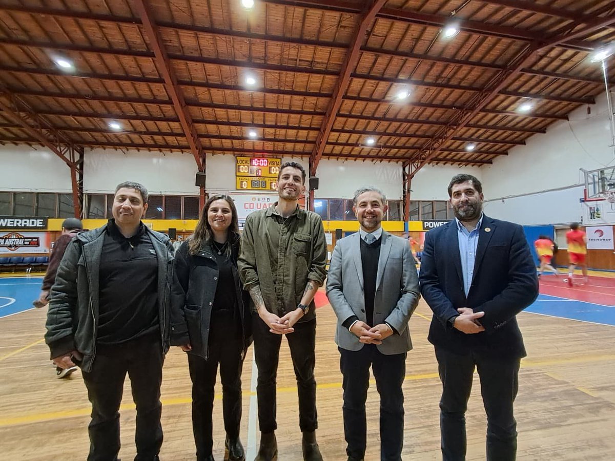 UAustraldeChile's tweet photo. En el gimnasio I del Campus Isla Teja se realizó la ceremonia de inauguración de la II Copa Austral Tecnosur by Peugeot. 

Evento deportivo sub 20 que se disputará del 14 al 18 de julio, donde participan ocho equipos  incluyendo a la selección nacional sub 16  de básquetbol.

Participaron de la actividad el Prorrector de la Universidad Austral de Chile, el Dr. Gustavo  Blanco; la directora del Centro de Deportes  y Recreación, Andrea Bilbao; el presidente  del Club Deportivo UACh, Sergio Cabrera; el presidente de la rama de Básquetbol del CD UACh, Alfonso Banda;  y el concejal de la Municipalidad de Valdivia, Cristóbal Rosas.

Los partidos se efectuarán a partir de las 14.00 horas, la final está programada para el sábado 18 de julio a las 16.00 horas.

@munivaldivia
