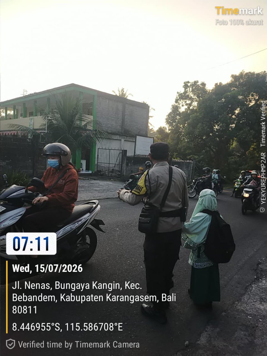 PBebandem's tweet photo. Prioritaskan Keselamatan Anak Sekolah, Polsek Bebandem Laksanakan Gatur Lalin di Depan MI Hidayatullah Kecicang Islam 
​Sebagai bentuk pelayanan optimal kepada masyarakat dan generasi penerus bangsa, https://t.co/jl9AVzFwmd