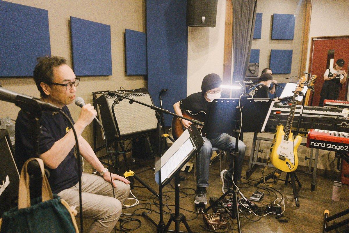 yoshiemochi's tweet photo. 毎日暑いですね！
すっかりご無沙汰してしまってますが、いろんな方とお会いしたり 話したり 観て刺激を受けたり 音合わせをしたりお陰様で色んな日々を過ごしています☺️🙏✨

娘もどんどん 出来る事が増えていったり 笑うことも 増えたりと ドタバタですが、飽きることのない毎日です。笑    
私はというと、元々スイッチが入らないと、ダメなタイプでそのスイッチが入るまでが時間がかかるタイプなのですが 更に輪をかけてになってしまっているかもで 色々とご連絡が遅くなってしまうことも多いかもしれませんが、気持ちはありますのでこれからも 長い目で見ていただけたら とてもとても嬉しです😄🙏✨

少し前に 桐ヶ谷仁さんのリハーサルもありました。新曲も素敵です♡
8月2日(日) 六本木REAL DIVA'Sにて
お待ちしております😄✨

-------------------------------------------
2026年8月2日(日) 六本木REAL DIVA'S
桐ヶ谷 仁
「August Encount 〜Song Premiere Vol.1〜」

< 有観客 ＋ 有料配信 >
【出演】
桐ヶ谷 仁 ( Vo ) 
望月よしえ ( Vo ) 
永島 広 ( Gt ) 
南方美智子 ( Key ) 
寿田道陽 ( Sax・Syn ) 
吉池千秋 ( B ) 
清水淳 ( Dr )

【Open】16:00 ～ 
【Start】17:00 ～
https://t.co/aseYbJ2tKW

【座席 Charge】￥ 6,000
*「座席予約」よりお申込み下さい。
https://t.co/hRf4Yjnc6J

【有料配信 Charge】￥ 2,500
*「配信チケット購入」よりお申込み下さい。
https://t.co/nSqvlO4vsw

＜桐ヶ谷 仁さんメッセージ＞

音楽には、不思議な時間があります。
書き上げたその日に歌われる曲もあれば、長い年月を経て、ようやく誰かのもとへ届く曲もあります。今回のライブでは、新曲を3曲初披露します。
その中の一曲「夏の光」は、30年前に生まれ、一度もCD化されることなく、大切に温め続けてきた作品です。
あの頃の想いは、時を重ねた今だからこそ、違った景色を映してくれるような気がしています。
8月最初の日曜日。夕暮れへと移り変わる六本木 Real Diva’sで、新しい音楽、そして長い時間を旅してきた音楽との出会いを、皆さんと分かち合えたら嬉しいです。
皆さんのお越しを心よりお待ちしております。

桐ヶ谷 仁
------------------------------------------
