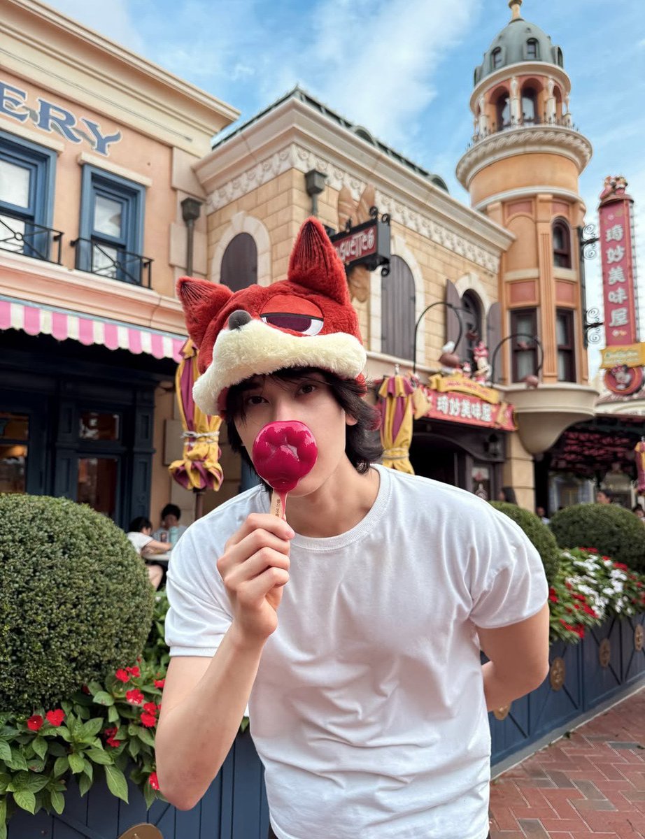 jd_are_married's tweet photo. Who love to ship JOONGDUNK more than anyone 

Joong himself!! He is the biggest fan of his own ship.. there could be so many popsicles present but what will he buy?he will buy the same popsical which dunk bought��..
(The are so boyfriend coded.. like for sure dunks sent all the picture to JOONG which he got click in Shanghai and joong was like I will ship myself with my boyfriend)😭😭