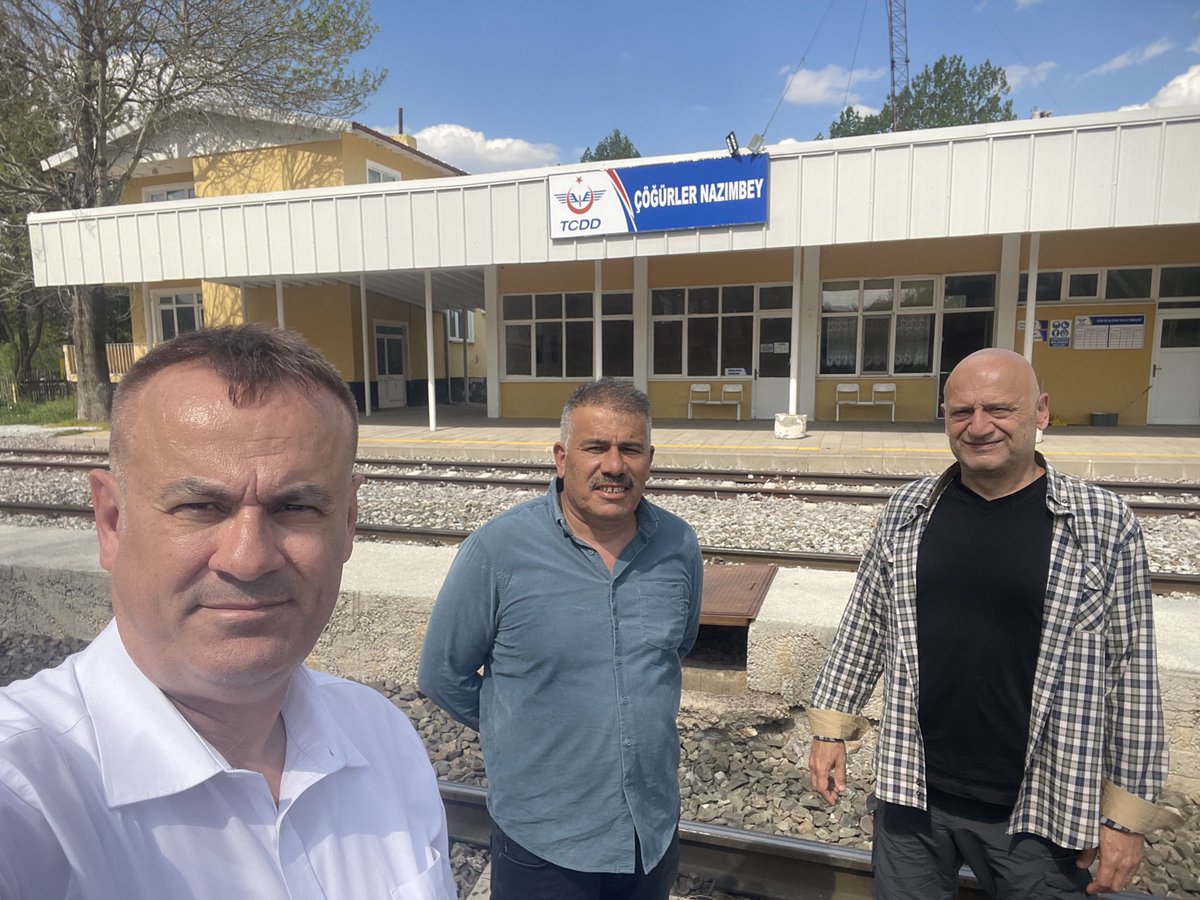 FuatSerdarAydin's tweet photo. Tam 105 yıl önce bugün, 15 Temmuz 1921’de 🇹🇷 Batı Cephesinde buhran yaşanıyordu. 🇬🇷 ordusu 11 tümeniyle ilerlemeye başlamış, ana hedefinin Türk sol kanadındaki Nasuhçal-Yumruçal hattı olduğu ortaya çıkmıştı. Yarbay Nazım bey 4.Tümenin iki alayıyla (40. ve 58.) Kütahya’dan bölgeye sevkedilmiş, 14 Temmuz gecesi ancak siperleri tutabilmişti. 15 Temmuz sabahı gün ağdırırken sağdaki fotoğrafta gördüğünüz Yumruçaltepe’nin gecenin karanlığında tutulamadığını farketti Nazım bey. Bu sırada 🇬🇷 5.Tümen birlikleri Kızılcaören- Koyunçal hizasından ilerlemeye başlamışlardı. Yumruçal kaybedilirse Yunan kuvvetleri cepheyi yarmış olacaklardı. Yarbay Nazım bey böyle bir durumu seyredecek bir insan değildi. Aynen 28 Mart 1921 günü Metristepe’de yaptığını yaptı; yanındaki karargahı ve süvari bölüğü ile ileri atıldı. Yumruçal kuzeybatısındaki yörük mezarlarının oraya geldiklerinde yaylım ateşine tutuldular. Nazım bey ağır yaralandı. Güçlükle ateş sahasından geri çekilebildi. Çöğürler istasyonundaki seyyar hastanede şehit oldu. Aziz naaşı Çöğürler istasyonundaki rampadan trene bindirilerek Ankara’ya götürüldü. Yaveri Üsteğmen Nimet Efendi ve Şube Müdürü Yüzbaşı Kamil Efendi de taarruzda komutanları ile birlikte şehit oldular.  @MurettepMufreze @KutahyaValiligi @TCDDemiryollari @tcsavunma @HarpCografyasi @MSuleymanDuman