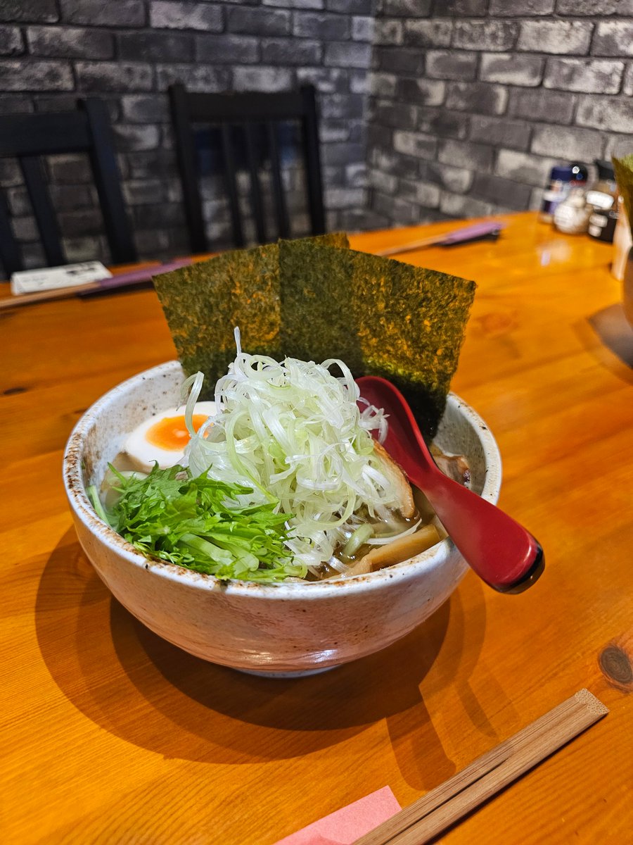 H_KANKO's tweet photo. \\ へうげものさんに行ってきました！ //

『ここ、実はラーメン屋らしいよ？』
そんな噂を聞いて、南相馬市原町区の「へうげもの」さんへ行ってきました🍜

今回いただいたのは、焼きあごラーメン。
あごだしの香りがふわっと広がり、やさしい旨みがじんわり染みる一杯でした。 https://t.co/lKxrnFnxD0
