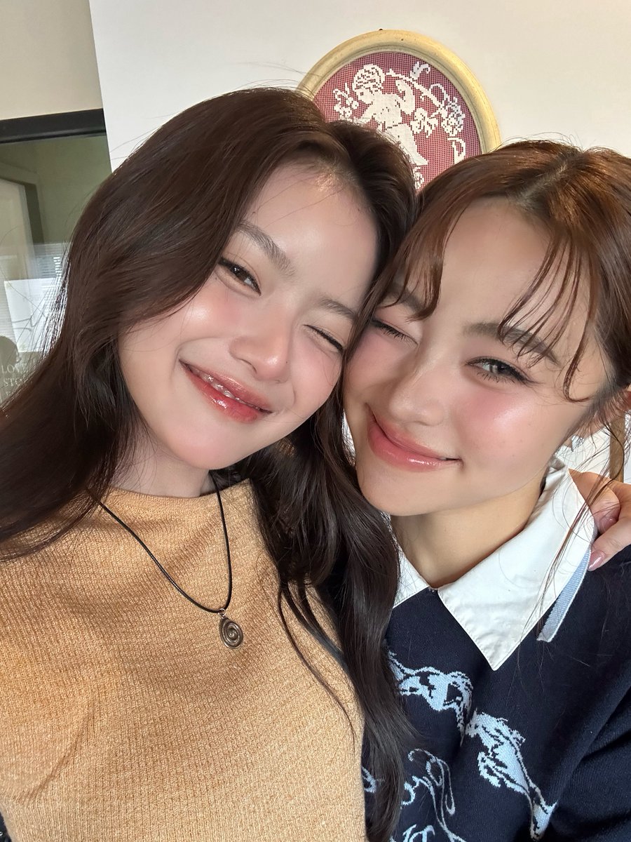 PIXXIEofficial_'s tweet photo. ขอบคุณน้องริสาที่ชวนพี่มาเป็นส่วนหนึ่งในเพลง “ชอบกลับได้ยัง” ด้วยนะคับ! ดีใจที่ได้มาเป็นส่วนหนึ่งในเพลงนี้ของน้องสาวคนเก่งมาก ๆ ขอบคุณพี่ปอร์เช่ที่มาเล่นสนุกไปกับหนูด้วยนะคะ 🫶🏻✨

#PiXXiE 
#Mabelz_PiXXiE #SVRN
#ชอบกลับได้ยัง #RISANARISA
#ชอบกลับได้ยัง_RisaNARISAxPorscheMabelz https://t.co/3lriJpvdMO