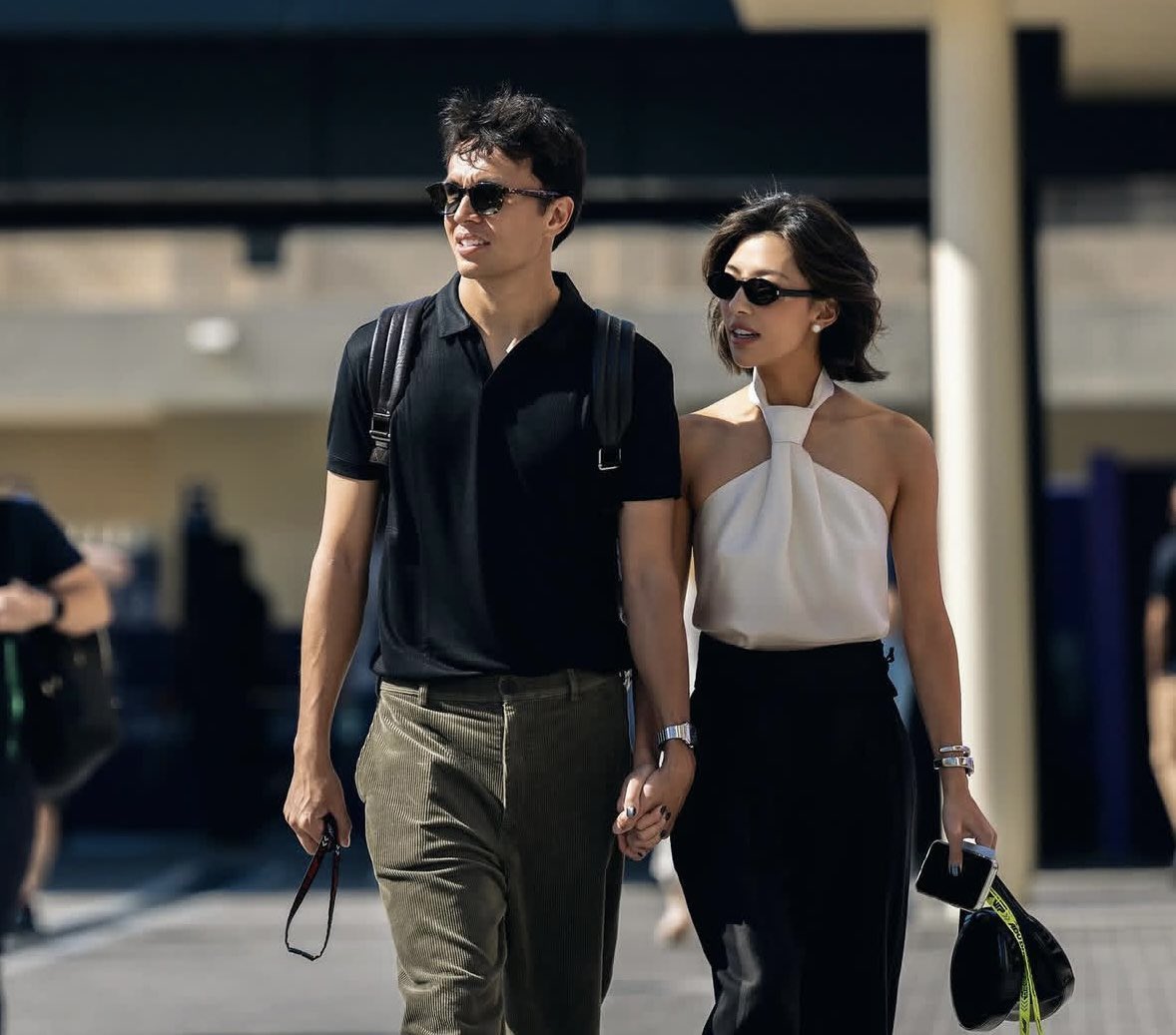 lalisastanpink's tweet photo. Alex Albon กับ Lily Muni He คู่รักนักกีฬาที่ชั้นชอบมากก🫶🏻

Alex Albon Angsusingha เป็นนักแข่ง Formula 1 สัญชาติไทย–อังกฤษ ปัจจุบันลงแข่งให้ทีม Williams Racing และเป็นนักแข่งไทยคนแรกใน F1 

Lily Muni He เป็นนักกอล์ฟอาชีพที่เกิดในประเทศจีน ก่อนย้ายไปเติบโตในแคนาดาและสหรัฐอเมริกา ปัจจุบันแข่งขันใน LPGA Tour

จุดเริ่มต้นของทั้งคู่เกิดขึ้นในปี 2019 เมื่อช่วงที่ลิลี่กำลังฟอร์มตก เพื่อนแนะนำให้เธอดูซีรีส์ Drive to Survive เพื่อเรียนรู้วิธีรับมือกับความกดดันของนักกีฬา หลังจากนั้นลิลี่ก็เริ่มสนใจ Formula 1 และได้รู้จัก Alex Albon ทั้งคู่ติดตามกันบน Instagram ก่อนที่พี่อเล็กซ์จะเป็นฝ่ายส่งข้อความหาเธอ ความสัมพันธ์ค่อยๆ พัฒนาจากการพูดคุยเป็นคู่รักที่คอยซัพพอร์ตกันในเส้นทางอาชีพของแต่ละคน หลังคบกันมานานกว่า 6 ปี ทั้งคู่ประกาศข่าวหมั้นในปี 2026🤍 เป็นคู่ที่น่ารักมากแบบมากก🫠