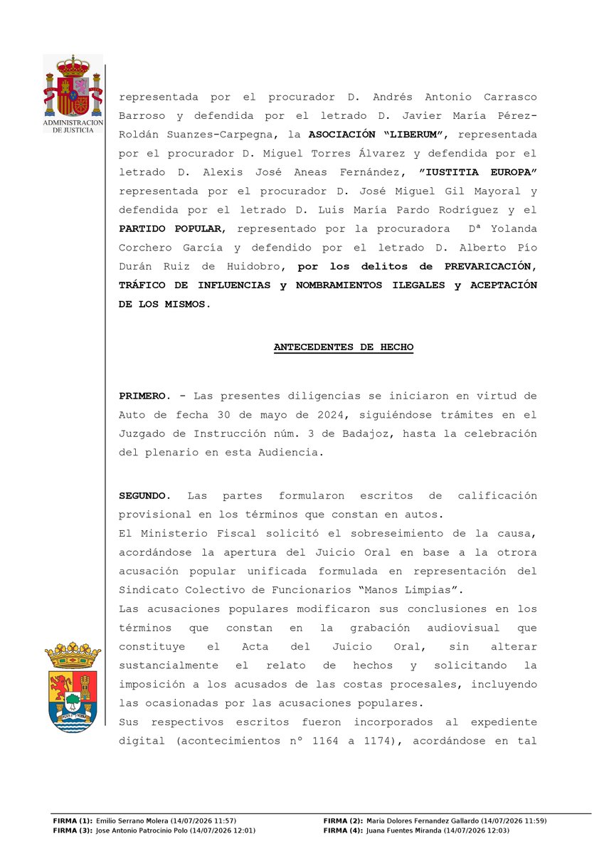 CarlosCaroCoria's tweet photo. 🔴 España🇪🇸. La sentencia del caso del hermano de Pedro Sánchez trasciende el ruido mediático, delimita 3 fronteras: ilegalidad administrativa, arbitrariedad prevaricadora e influencia penalmente relevante.

La Sentencia n.º 152/2026, de 14.7.26, de la Audiencia Provincial de Badajoz condena a los 11 acusados por prevaricación administrativa y absuelve del tráfico de influencias. No es una historia de impunidad ni de expansión penal, es tipicidad estricta en ambas direcciones.

1️⃣ La Sala declara probado que la creación del puesto (2016-2017), su adjudicación y su transmutación en "Jefe de la Oficina de Artes Escénicas" (2022) estuvieron preordenadas a la incorporación y permanencia de David Sánchez; y que una tercera plaza (2023) se creó para su estrecho colaborador. Procedimientos "puramente cosméticos" al servicio de decisiones ya tomadas, con vulneración de los principios de publicidad, igualdad, mérito y capacidad (arts. 23.2 y 103 CE).

2️⃣ La condena por prevaricación (art. 404 CP) alcanza no solo a autoridades y funcionarios: también a 2 particulares —el propio David Sánchez y el beneficiario de la tercera plaza— como cooperadores necesarios, conforme a la doctrina del extraneus en el delito especial propio (SSTS 501/2000, 773/2014). Pena: 9 años de inhabilitación especial por cada delito, el mínimo legal.

3️⃣ Distinta es la respuesta al tráfico de influencias: absolución. Y no solo por insuficiencia probatoria: las acusaciones ni siquiera describieron fácticamente qué actos concretos de presión o influjo se ejercieron, ni por quién. La mera apariencia de influencia —incluso la derivada del parentesco con el pdte. del Gobierno— no satisface el tipo. In dubio pro reo.

4️⃣ Dos claves técnicas. Los nombramientos ilegales (arts. 405-406 CP) se descartan por incompatibilidad típica con la prevaricación (SSTS 27/2023 y 714/2025): cuando lo ilegal es el procedimiento en su conjunto, con vulneración de rango constitucional, el hecho se desplaza al art. 404. Y el delito leve imputado a David Sánchez por el primer bloque se declaró prescrito, rechazándose por fraude de ley (art. 6.4 CC) la recalificación tardía como prevaricación.

5️⃣ Un dato procesal insólito: el Ministerio Fiscal pidió el sobreseimiento. La condena se sostiene solo sobre las acusaciones populares, cuyas costas —excepcionalmente— se imponen a los condenados.

La enseñanza vale para ambos lados del Atlántico. En América Hispana persiste la tendencia a equiparar toda irregularidad administrativa con delito; esta sentencia recuerda que la tipicidad exige más. Pero advierte lo inverso: cuando el expediente es puro maquillaje de una decisión preordenada, la arbitrariedad sí es penal — y arrastra al beneficiario particular. Desde el public compliance: planificación de personal, motivación real, trazabilidad, gestión de conflictos de interés y controles ex ante.

No es una sentencia firme, cabe apelación ante el TSJ de Extremadura.

📌 Sentencia completa: https://t.co/H0OcywtlRL