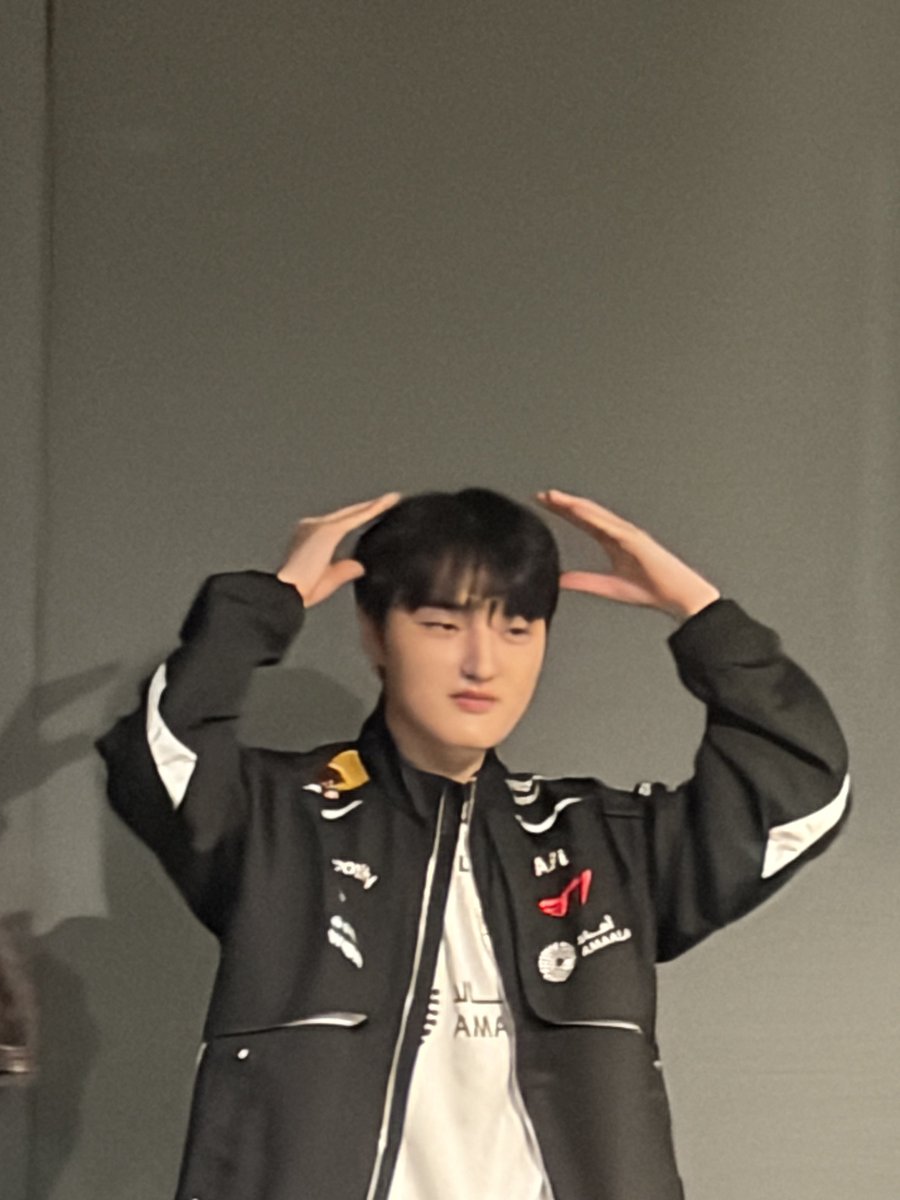 o3wec8's tweet photo. 솨니조은점
의심가득한얼굴로일단하라니까해줌
솨니나쁜점
잇갯냐? https://t.co/UYneTRmItc