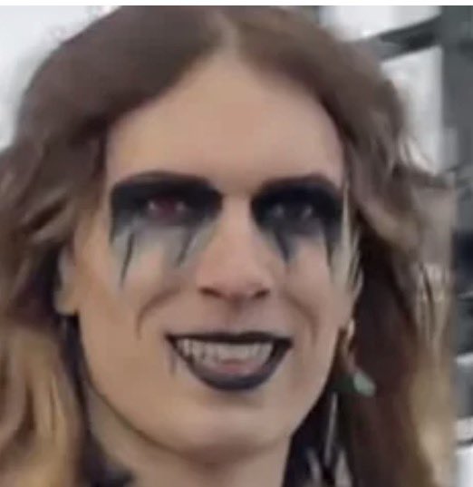 2delizious's tweet photo. How it feels waiting for your peel off lip stain to dry https://t.co/Lxu4joK8uI