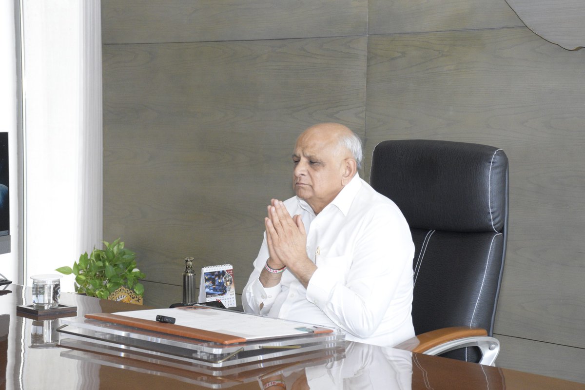 Bhupendrapbjp's tweet photo. આજે જન્મદિવસ પર પ્રથમ જ્યોતિર્લિંગ શ્રી સોમનાથ મહાદેવના વર્ચ્યુઅલ માધ્યમથી દર્શન કરી મહાપૂજામાં ભાગ લેવાનું સૌભાગ્ય પ્રાપ્ત થયું. 

મંદિર ટ્રસ્ટના પૂજારીશ્રીઓ દ્વારા શ્રી સોમનાથ મહાદેવનો રૂદ્રાભિષેક અને વિશેષ પૂજન સંપન્ન કરવામાં આવ્યા, તે ક્ષણો ખૂબ આસ્થામય બની રહી. 

માનનીય પ્રધાનમંત્રી શ્રી નરેન્દ્રભાઈ મોદીએ સોમનાથ ખાતે લોન્ચ કરેલ સ્વાભિમાન પર્વ વિશેષ મહાપૂજા માટે રજિસ્ટ્રેશન પણ કરાવ્યું. આ મહાપૂજા માટે સોમનાથ મંદિરે વ્યક્તિગત જઈને મહાદેવના દર્શનની મારી નેમ છે.