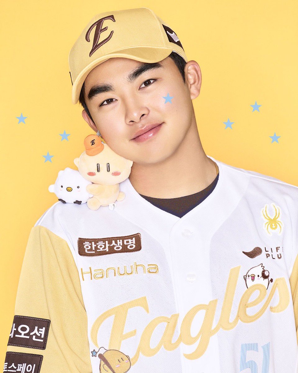 eaglesmeng's tweet photo. 이글스가 생각하는 문현빈 캐해 아웃음나ㅋㅋㅋ와중에 화보 찍는 실력 점점 늘어가는거 https://t.co/Kdq9kJ4kbD