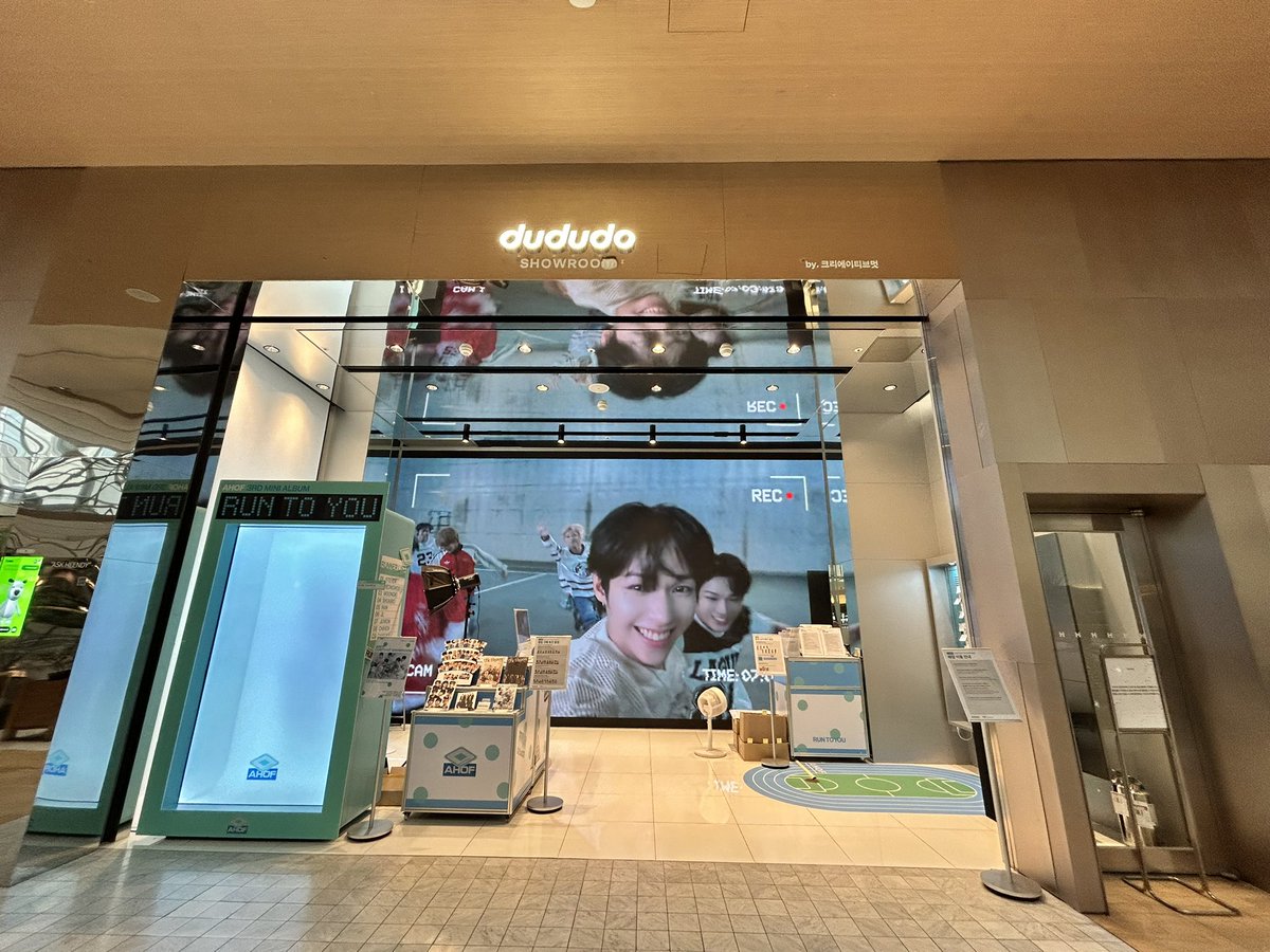 Loeyence's tweet photo. Went here again today #dududo_showroom
If you have time for those in korea drop by kayo guys , walang tao 🩵🫶🥹

#ahof #JL #Run_to_you https://t.co/jYenQGL107