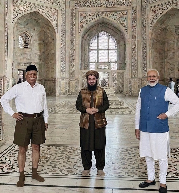 UmaryAfghan1's tweet photo. "افغان مسلمانان هم ځانونه هندو بللی شي، ځکه زموږ DNA یو دی"
 آر اېس اېس مشر موهن بهاګوت

د هند د افراطي هندو سازمان آر اېس اېس (RSS) مشر موهن بهاګوت ویلي دي: "افغان مسلمانان هم کولی شي ځانونه هندو وبولي، ځکه زموږ او د هغوی DNA یو دی."

هغه زیاته کړې: "زه خوشحاله شوم چې یو افغان وزیر د هند ستاینه وکړه، د هند د کلتور پیروي یې وکړه او په خپلو هندو نیکونو یې ویاړ څرګند کړ."

د موهن بهاګوت د دې څرګندونو په اړه یو شمېر شنونکو ویلي، دا د هندوتوا د نظریې له مخې د سیمې د تاریخ او هویت د تعبیرولو یوه پخوانۍ هڅه ده.