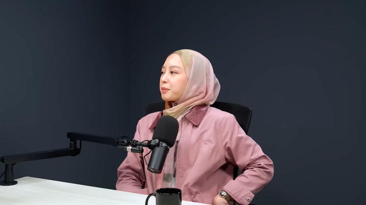 insidefolkative's tweet photo. Gitasav di podcast bersama Raditya Dika, "ternyata semakin kita tua, justru semakin bingung".  Iyalagii😭😭😭

Paul: Umur 20 gua ngelihat umur 30, ih tua banget gitu.
Gitasav: Pas SMP ngelihat anak SMA  gua kan dulu SMP 111 ngeliat anak SMA 78 cakep cakep banget, tinggi tinggi banget kan gue masih pendek dulu kan, 

aduhh keren banget gue pengen kaya gini entar nih, liat kuliah wahh gila gitu, 

liat umur empat puluh rasanya jauh gitu…

Paul: Tapi begitu kita udah pelan-pelan  menuju sana, ohh kaya gini ya kehidupan sebagai orang...

Gitasav: Ternyata makin tua bukannya makin ngerti cara  hidup malah bikin bingung.
Paul: Iyaa bener sihh, makin banyak concern...
Radit: Bener bener bener.

Gitasav: Ini semua our first time gitu kan, gatau gimana bener-bener.
Radit: Dan makin aduhh kenapa sih gitu, makin tua tuh makin kaya kenapa ya, kenapa ya.