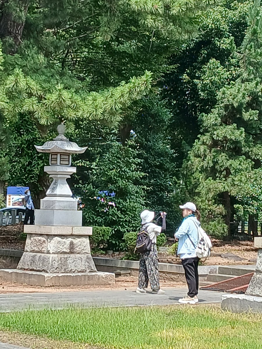 WebFukuiClaris's tweet photo. 本日は、教室を飛び出して「デジタルカメラ撮影実習」を行いました！📷✨

本格的なデジタル一眼レフカメラを手に、近所の「白山神社」と「幾久公園」へいざ出発！

外は……めちゃくちゃ暑いです！☀️🫠（笑）

#職業訓練 #求職者支援訓練 #Webクリエイター養成科 #株式会社クラリス https://t.co/JsmT6982vf