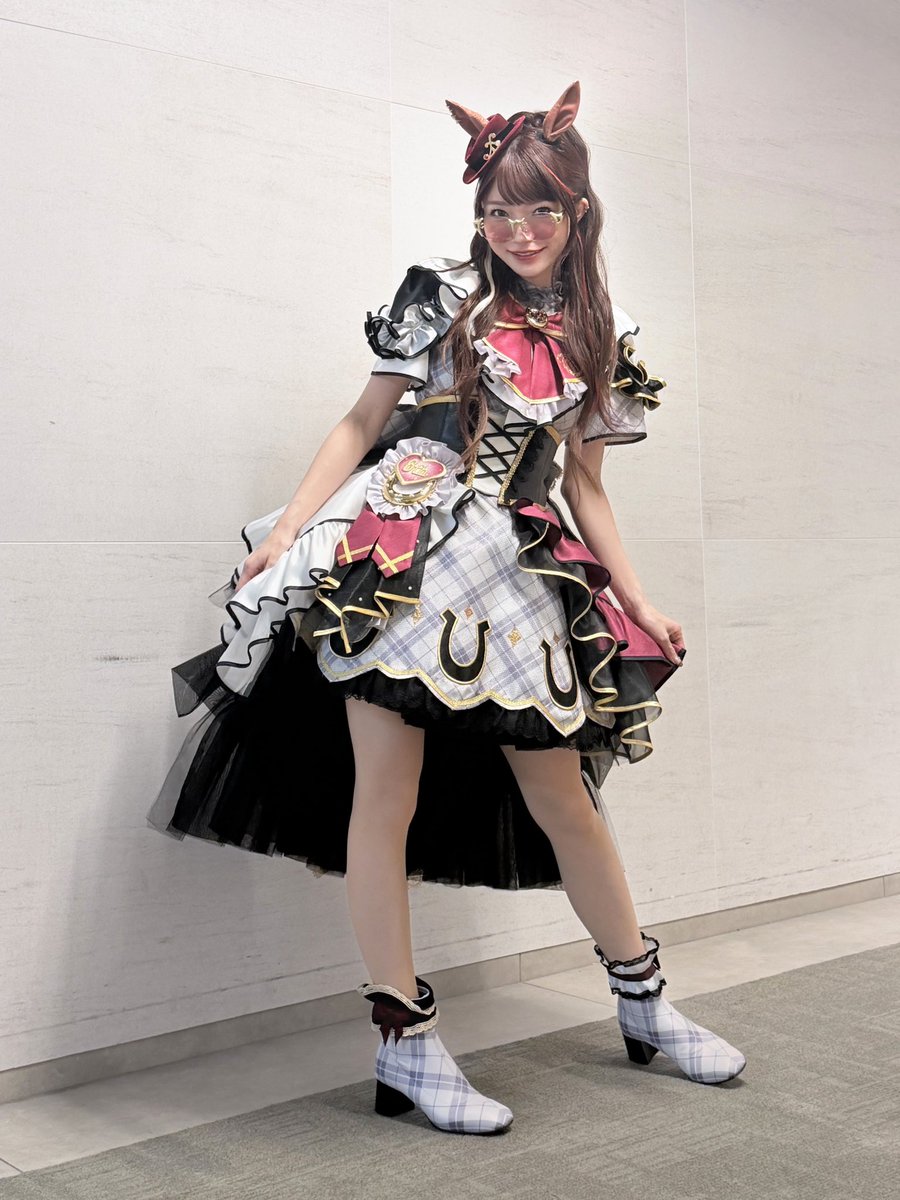 miyumi_shuri's tweet photo. ✨アニサマ衣装✨

6th EVENT春公演の衣装「Trailblazer Bash!」を、なんとヤン子の分も作っていただきました😭♥️
この衣装可愛いなぁって思ってたから、ヤン子の色で着せていただけて嬉しかった…！

そしてこの日のヘアメイク、よりヤン子に近づけた気がしてて！！めちゃ素敵にしてもらいました✨主に顔横の毛とポニテのふんわり具合がパワーアップした！
アニサマビジュとてもよかった気がする🍚盛(🌾当社比)

衣装さん、ヘアメイクさんいつもありがとうございます！！！

#アニサマ #ウマ娘