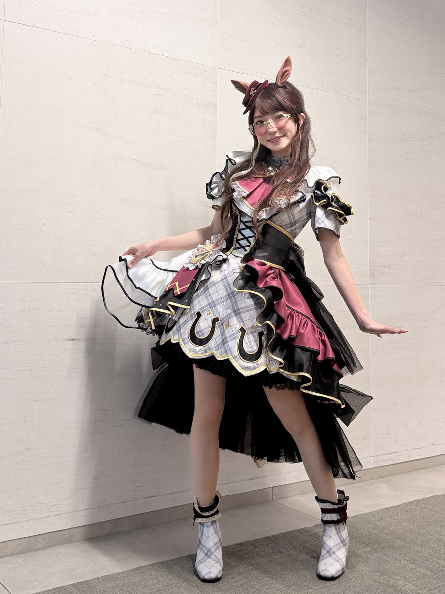 miyumi_shuri's tweet photo. ✨アニサマ衣装✨

6th EVENT春公演の衣装「Trailblazer Bash!」を、なんとヤン子の分も作っていただきました😭♥️
この衣装可愛いなぁって思ってたから、ヤン子の色で着せていただけて嬉しかった…！

そしてこの日のヘアメイク、よりヤン子に近づけた気がしてて！！めちゃ素敵にしてもらいました✨主に顔横の毛とポニテのふんわり具合がパワーアップした！
アニサマビジュとてもよかった気がする🍚盛(🌾当社比)

衣装さん、ヘアメイクさんいつもありがとうございます！！！

#アニサマ #ウマ娘
