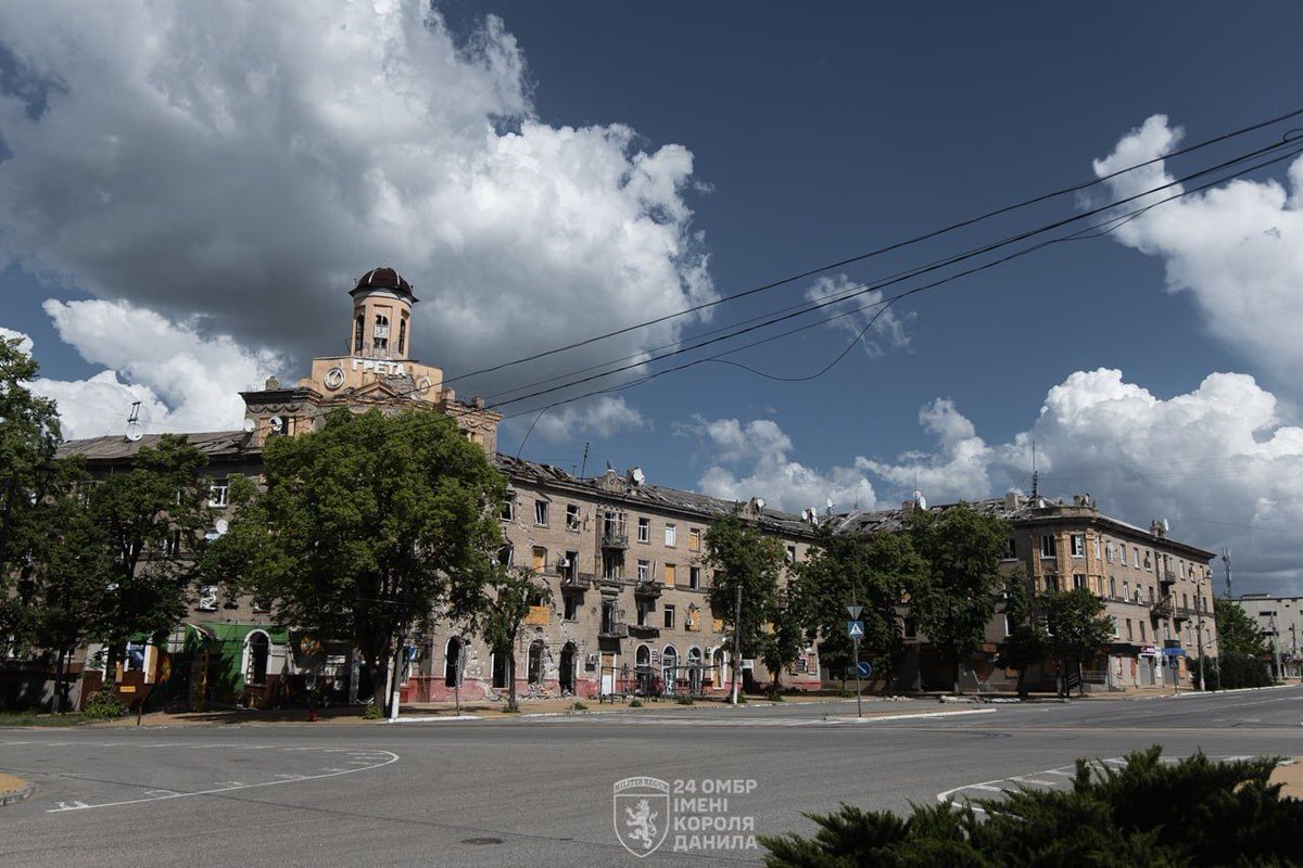 EuromaidanPress's tweet photo. Russian forces hit Druzhkivka in Donetsk Oblast daily with airstrikes, artillery, and FPV drones that hunt any vehicle moving through the city

Shelling has left the city without electricity, water, or gas, and only a few thousand residents remain from a pre-war population of nearly 54,000
📷 11th Army Corps