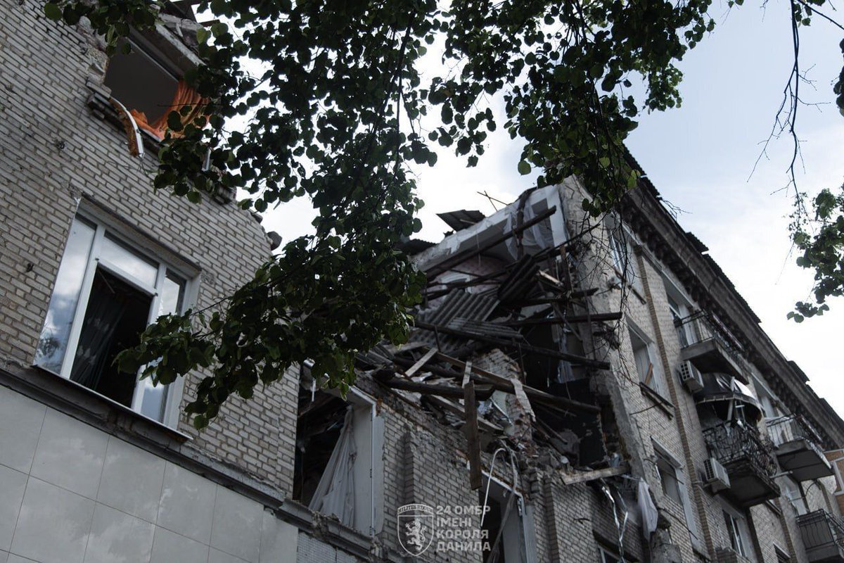 EuromaidanPress's tweet photo. Russian forces hit Druzhkivka in Donetsk Oblast daily with airstrikes, artillery, and FPV drones that hunt any vehicle moving through the city

Shelling has left the city without electricity, water, or gas, and only a few thousand residents remain from a pre-war population of nearly 54,000
📷 11th Army Corps