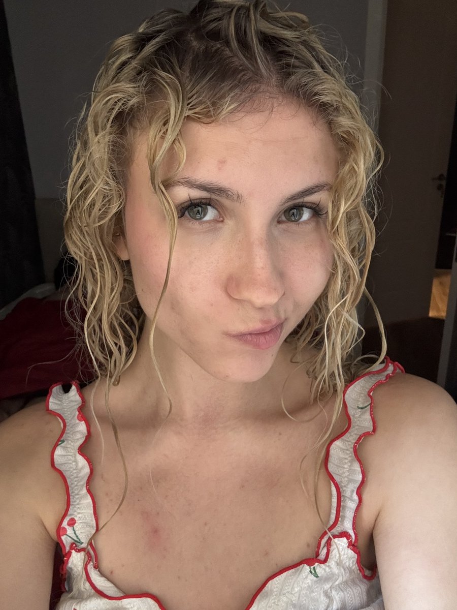 Fullary_y's tweet photo. Wet hair looks like noodles 🍜

#Fansly #CurlyGirl #CozyVibes 
#HomeGirl #JustSaying https://t.co/lMno3aD1VX